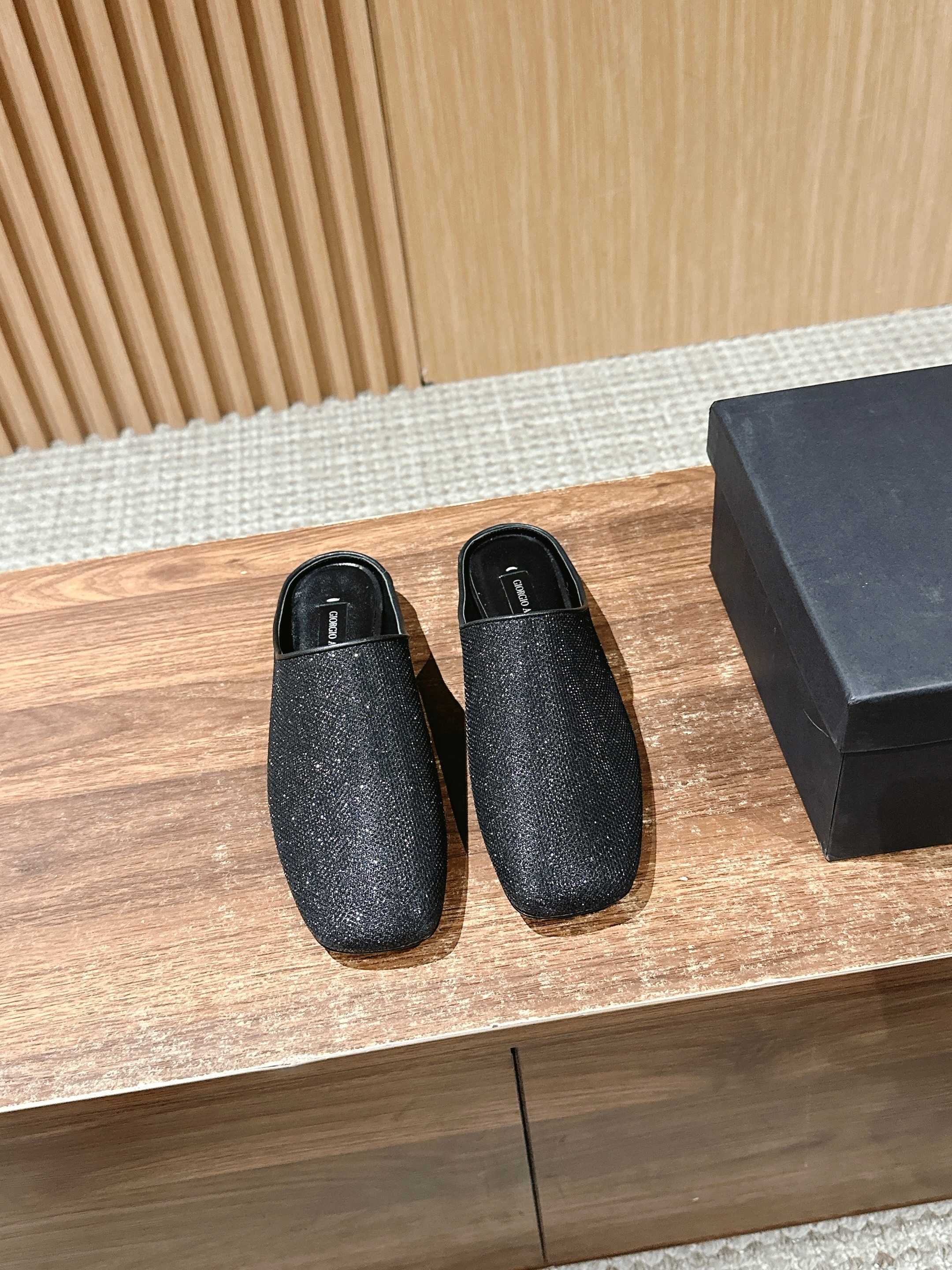 NO:263044,George Armani's co-branded flat-bottomed Muller-towered dressing is very comfortable and soft. Fashion essentials. You can easily grasp the style of old money and new nobles. Elegant choice for multiple occasions. Classic and flexible. Fascinating comfort. Woolen   lambskin material. Shelter inner leather large soles. Size35-39 (40 custom made without return or exchange), semi-tower, armani, sheepskin, Leather soles19860909乔治·阿玛尼联名款平底穆勒拖 穿着非常的舒适柔软 时尚必备单品 可以轻松拿捏老钱风和新贵范儿 多重场合的优雅之选 经典灵动 令人迷恋的舒适感 毛呢 小羊皮材质 羊皮内里 真皮大底 Size35-39（40定做不退换）,半拖,armani,sheepskin,Leather soles,Women's Shoes