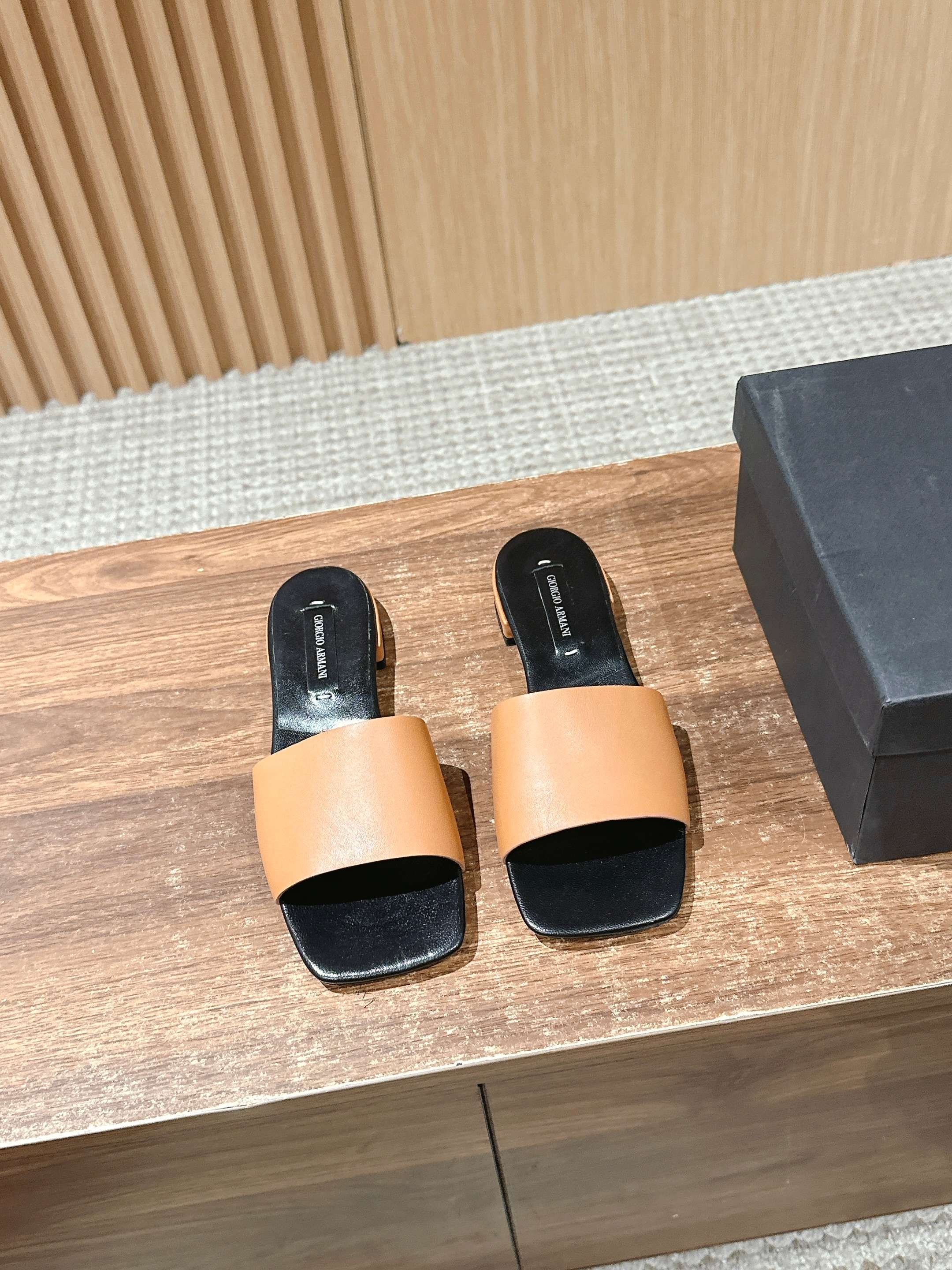 NO:263032,George Armani co-branded flat-sole flip-flops, very comfortable and soft, fashion essentials, you can easily grasp the style of old money and new nobles, elegant choice for multiple occasions, classic and flexible, fascinating comfort, woolen   lambskin material, shelter lining, leather soles, Size35-39 (40 custom made without return or exchange), slippers, armani, slippers, sheepskin, Leather soles19860909乔治·阿玛尼联名款平底一字拖 穿着非常的舒适柔软 时尚必备单品 可以轻松拿捏老钱风和新贵范儿 多重场合的优雅之选 经典灵动 令人迷恋的舒适感 毛呢 小羊皮材质 羊皮内里 真皮大底 Size35-39（40定做不退换）,拖鞋,armani,slippers,sheepskin,Leather soles,Women's Shoes