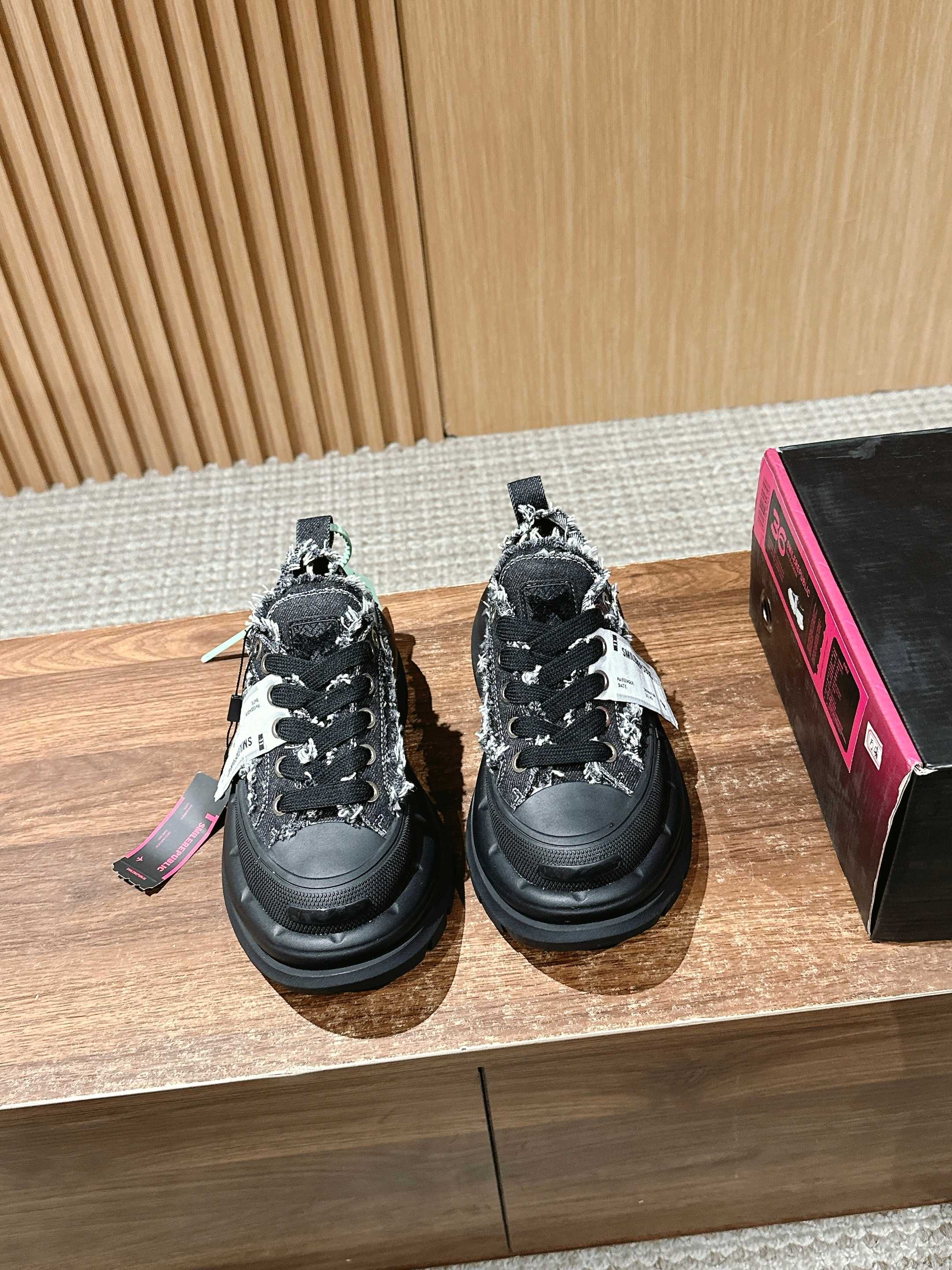 NO:265140,/ Low-top smile 2.0 series is coming with heavy weight. The thick sole is as soft as it comes with a spring. The shoe shape makes the whole leg look very delicate. It instantly turns into a college girl with mid-tube socks. The 7cm sole is light and high. It feels like the legs are all below the neck. [Perfect] Li Yunrui, Yu Wenwen, Dapeng, Piyou, Su Xing, Liu Genghong, etc. ~ Many celebrities are getting on their feet. Size women 35-39/40 orders for men 40-44/45 orders, casual shoes/sports shoes, sneakers19860909/ 低帮开口笑2.0系列重磅来袭 厚底软得像是自带弹簧,鞋型把整条腿衬得特别秀气,配中筒袜瞬间变身学院少女,7cm大底轻盈又增高,感觉脖子以下全是腿了 [得意] 李昀锐、于文文、大鹏、痞幼、苏醒、刘畊宏老师等～众多明星纷纷上脚 Size女35-39/40订男40-44/45订,休闲鞋/运动鞋,sneakers,Women's Shoes