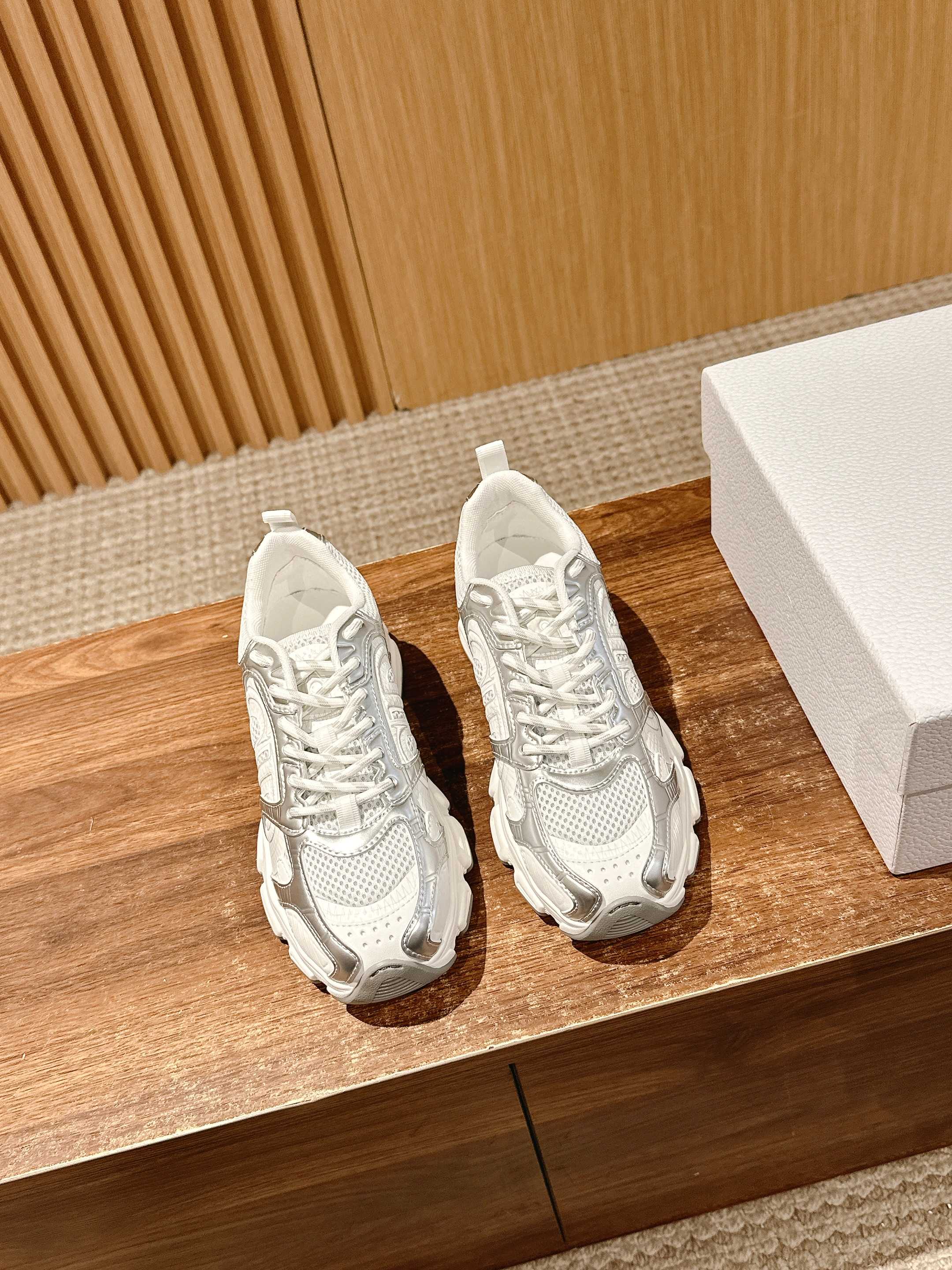 NO:418212,Top version # Dior Chrono new casual sports shoes running shoes dad shoes. It's really cool, full of futuristic feeling! It's really cool!  Re-interpreting the concept of cool and fashionable in Dior, Lucky Star will bless you with good luck, the brand new EVA sole is super light and soft Size35-39 (40 custom made without return or exchange), dad shoes, dior, dior, sneakers19860909顶级版本 # 迪奥 Dior Chrono新款休闲运动鞋跑鞋老爹鞋 真的酷毙了,未来感十足!真的好飒！再次演绎了迪奥酷时尚的理念,幸运星为你加持好运,全新的EVA鞋底超轻超软 Size35-39（40定做不退换）,老爹鞋,dior,dior,sneakers,Women's Shoes