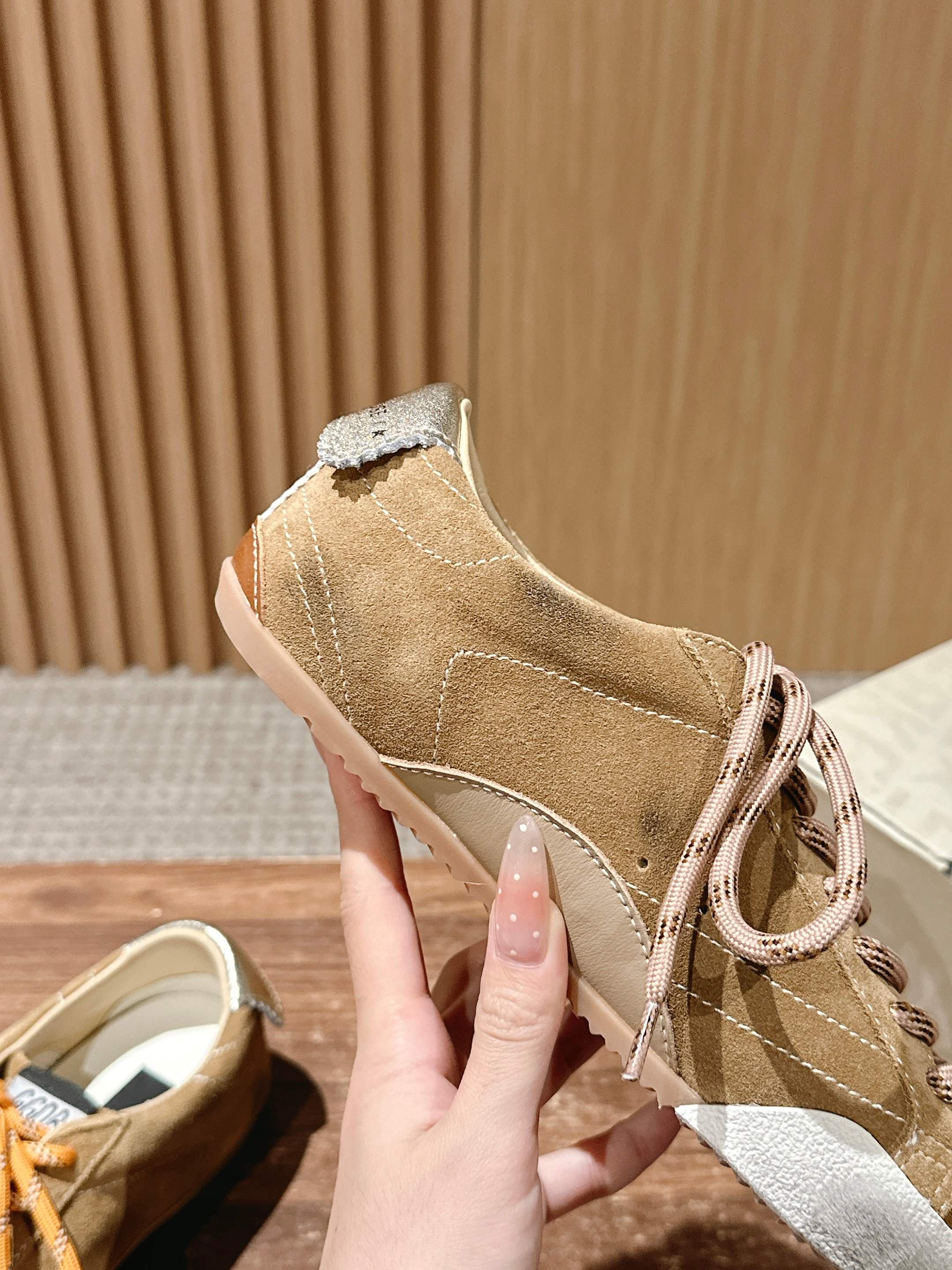 𝐆𝐎𝐋𝐃𝐄𝐍 𝐆𝐎𝐎𝐒𝐄 𝐓𝐑𝐔𝐄 𝐒𝐓𝐀𝐑#脏脏鞋那可是无人不知、无人不晓的时尚单品,简直就是各路明星、网红、大咖们 𝐆𝐎𝐋𝐃𝐄𝐍 𝐆𝐎𝐎𝐒𝐄 𝐓𝐑𝐔𝐄 𝐒𝐓𝐀𝐑#脏脏鞋那可是无人不知、无人不晓的时尚单品,简直就是各路明星、网红、大咖们