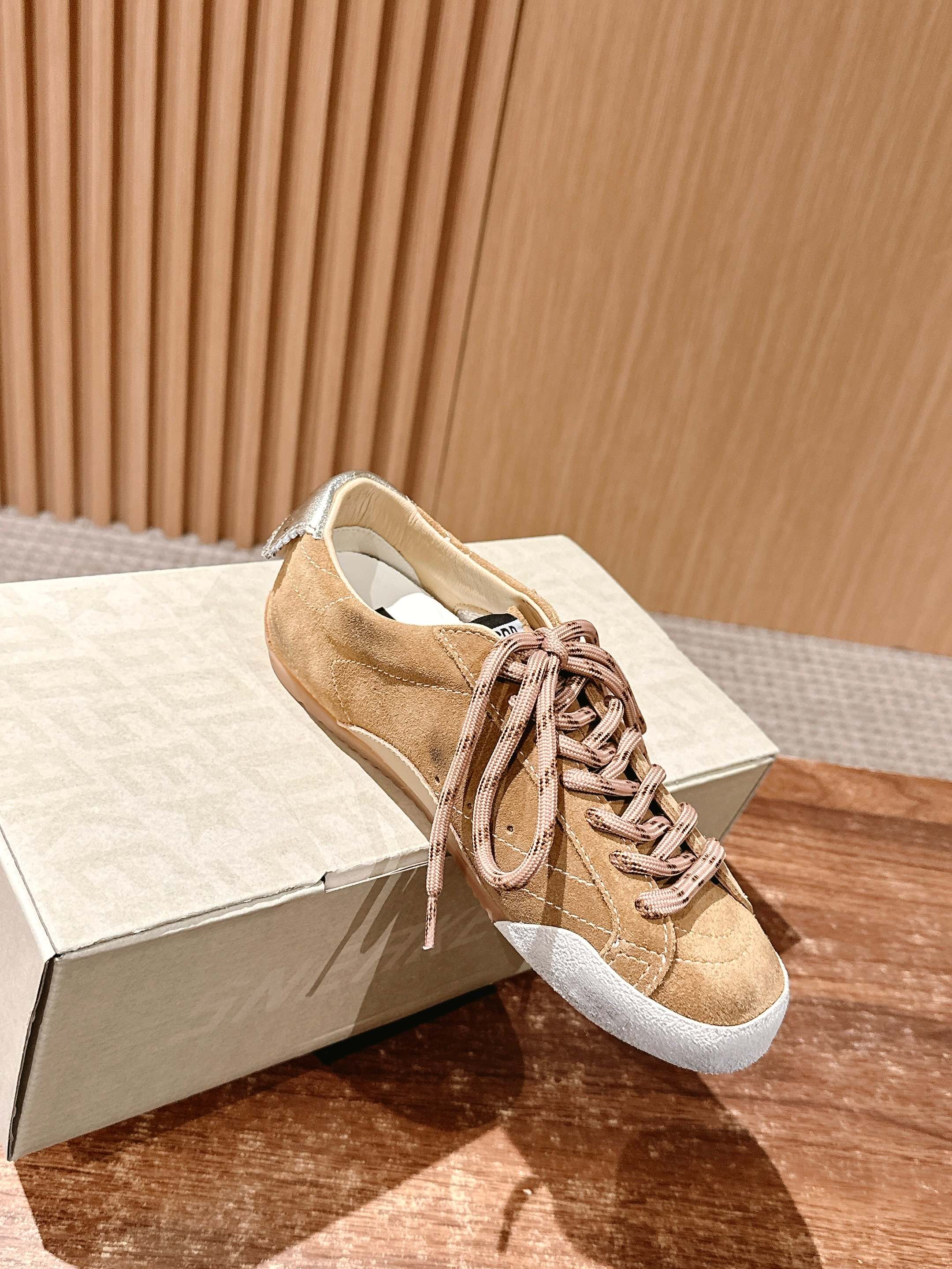 𝐆𝐎𝐋𝐃𝐄𝐍 𝐆𝐎𝐎𝐒𝐄 𝐓𝐑𝐔𝐄 𝐒𝐓𝐀𝐑#脏脏鞋那可是无人不知、无人不晓的时尚单品,简直就是各路明星、网红、大咖们 𝐆𝐎𝐋𝐃𝐄𝐍 𝐆𝐎𝐎𝐒𝐄 𝐓𝐑𝐔𝐄 𝐒𝐓𝐀𝐑#脏脏鞋那可是无人不知、无人不晓的时尚单品,简直就是各路明星、网红、大咖们