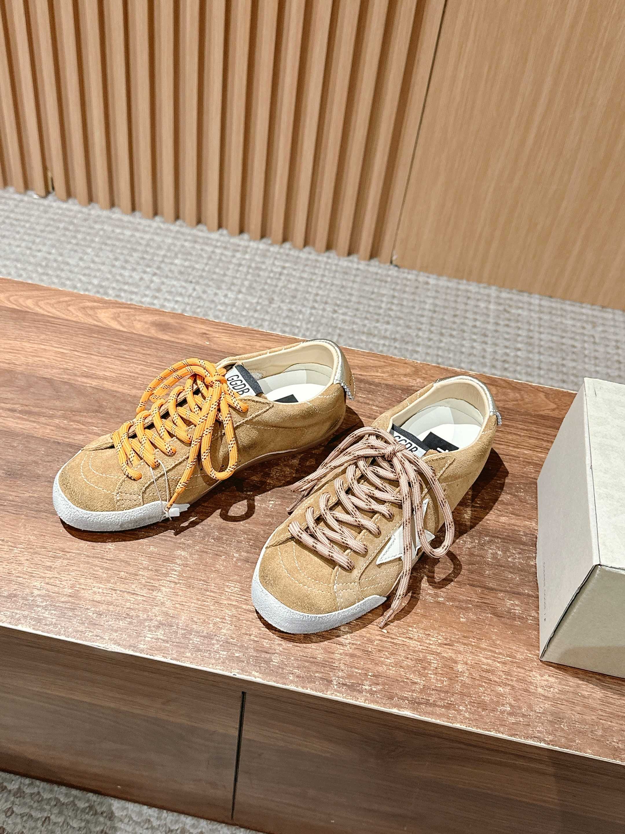 𝐆𝐎𝐋𝐃𝐄𝐍 𝐆𝐎𝐎𝐒𝐄 𝐓𝐑𝐔𝐄 𝐒𝐓𝐀𝐑#脏脏鞋那可是无人不知、无人不晓的时尚单品,简直就是各路明星、网红、大咖们 𝐆𝐎𝐋𝐃𝐄𝐍 𝐆𝐎𝐎𝐒𝐄 𝐓𝐑𝐔𝐄 𝐒𝐓𝐀𝐑#脏脏鞋那可是无人不知、无人不晓的时尚单品,简直就是各路明星、网红、大咖们