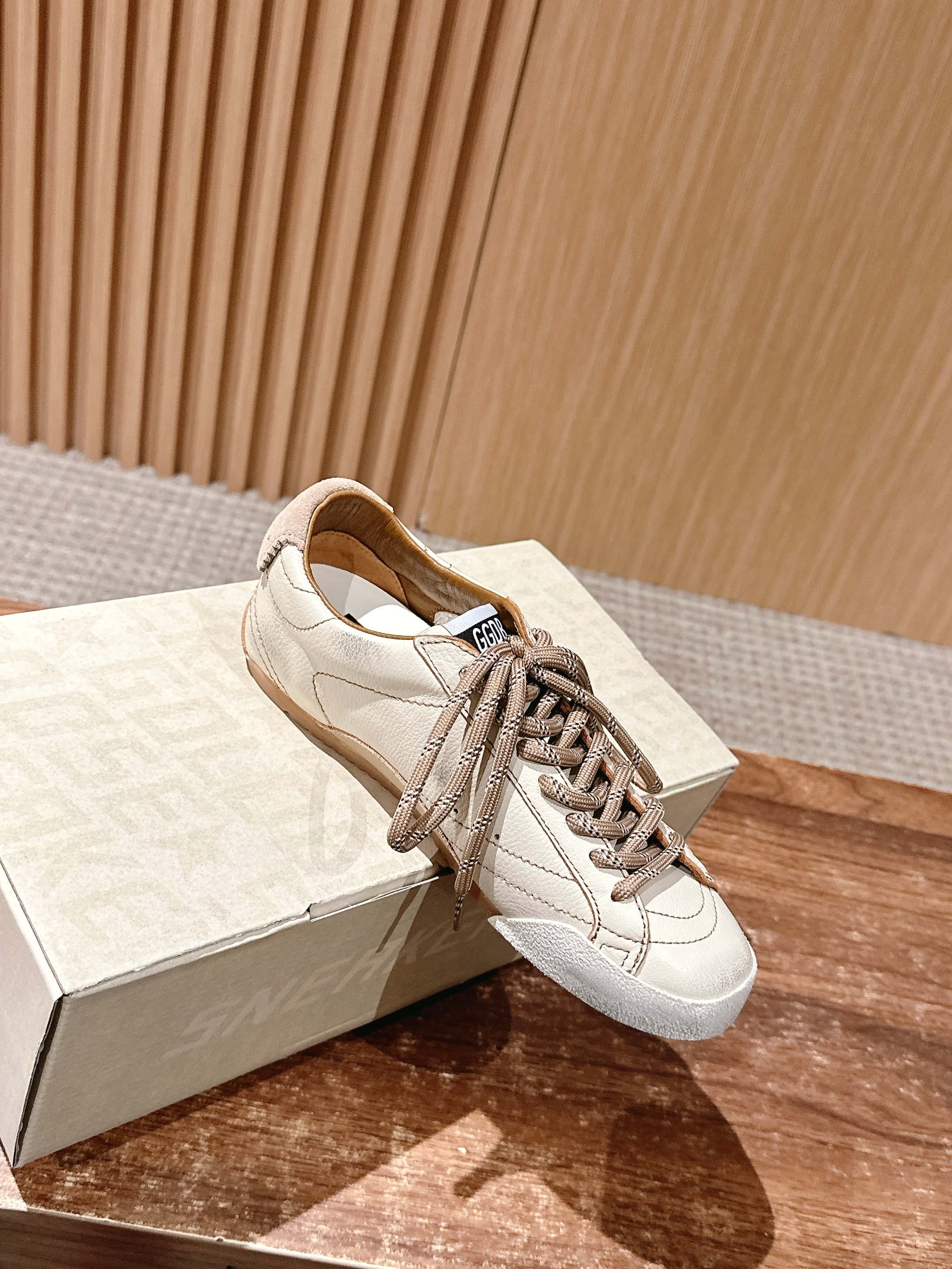 𝐆𝐎𝐋𝐃𝐄𝐍 𝐆𝐎𝐎𝐒𝐄 𝐓𝐑𝐔𝐄 𝐒𝐓𝐀𝐑#脏脏鞋那可是无人不知、无人不晓的时尚单品,简直就是各路明星、网红、大咖们 𝐆𝐎𝐋𝐃𝐄𝐍 𝐆𝐎𝐎𝐒𝐄 𝐓𝐑𝐔𝐄 𝐒𝐓𝐀𝐑#脏脏鞋那可是无人不知、无人不晓的时尚单品,简直就是各路明星、网红、大咖们