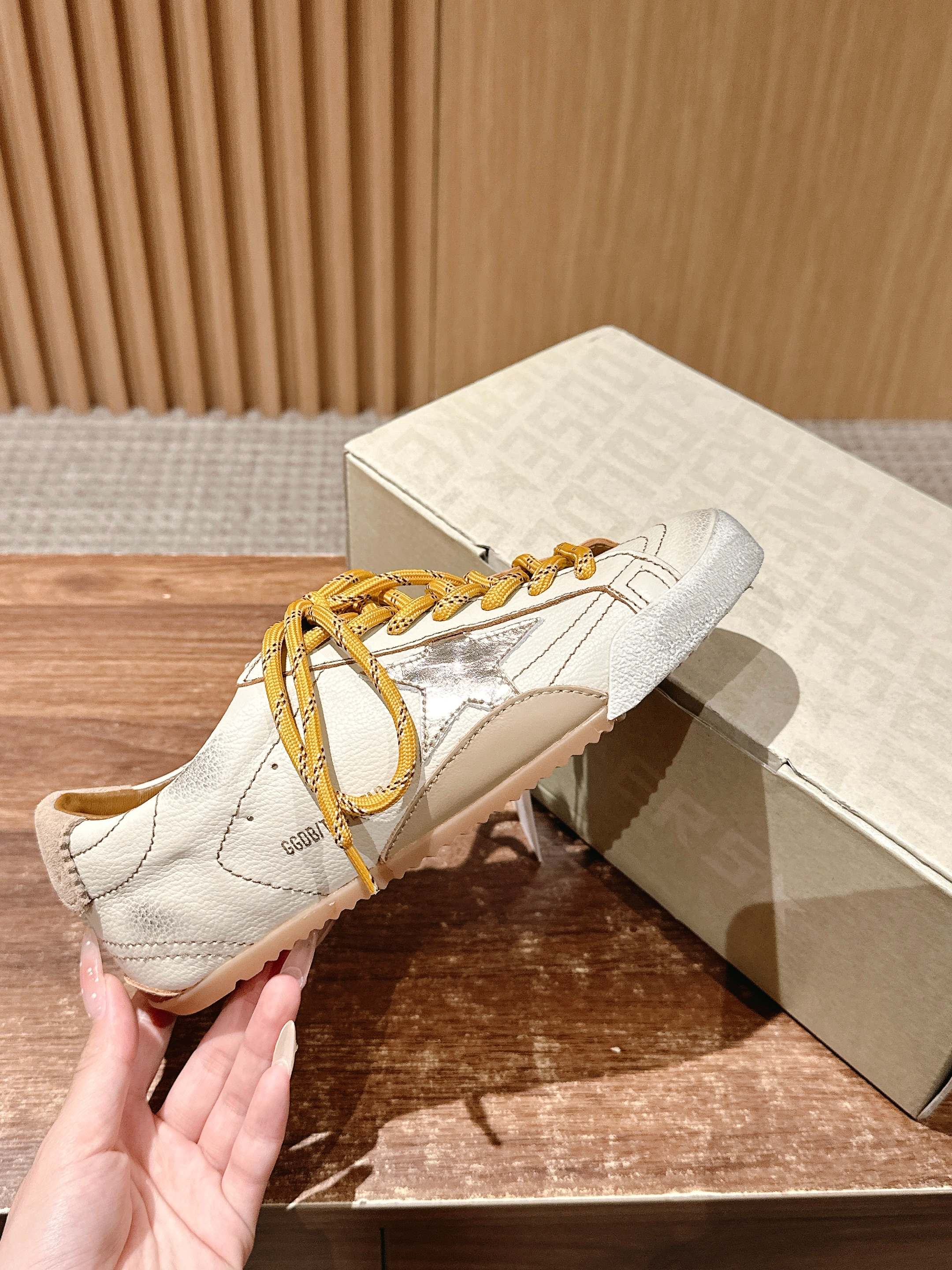 𝐆𝐎𝐋𝐃𝐄𝐍 𝐆𝐎𝐎𝐒𝐄 𝐓𝐑𝐔𝐄 𝐒𝐓𝐀𝐑#脏脏鞋那可是无人不知、无人不晓的时尚单品,简直就是各路明星、网红、大咖们 𝐆𝐎𝐋𝐃𝐄𝐍 𝐆𝐎𝐎𝐒𝐄 𝐓𝐑𝐔𝐄 𝐒𝐓𝐀𝐑#脏脏鞋那可是无人不知、无人不晓的时尚单品,简直就是各路明星、网红、大咖们
