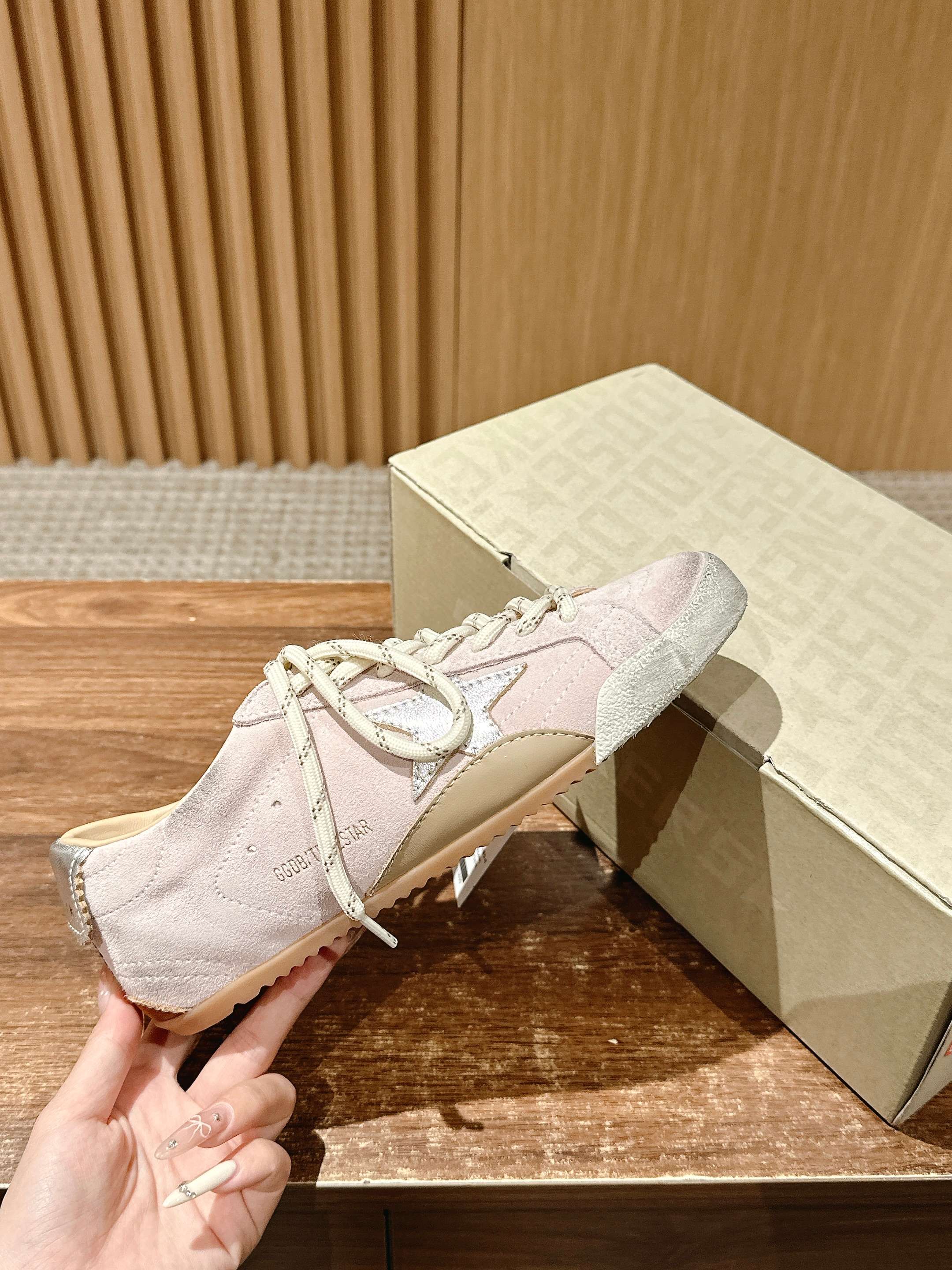 𝐆𝐎𝐋𝐃𝐄𝐍 𝐆𝐎𝐎𝐒𝐄 𝐓𝐑𝐔𝐄 𝐒𝐓𝐀𝐑#脏脏鞋那可是无人不知、无人不晓的时尚单品,简直就是各路明星、网红、大咖们 𝐆𝐎𝐋𝐃𝐄𝐍 𝐆𝐎𝐎𝐒𝐄 𝐓𝐑𝐔𝐄 𝐒𝐓𝐀𝐑#脏脏鞋那可是无人不知、无人不晓的时尚单品,简直就是各路明星、网红、大咖们