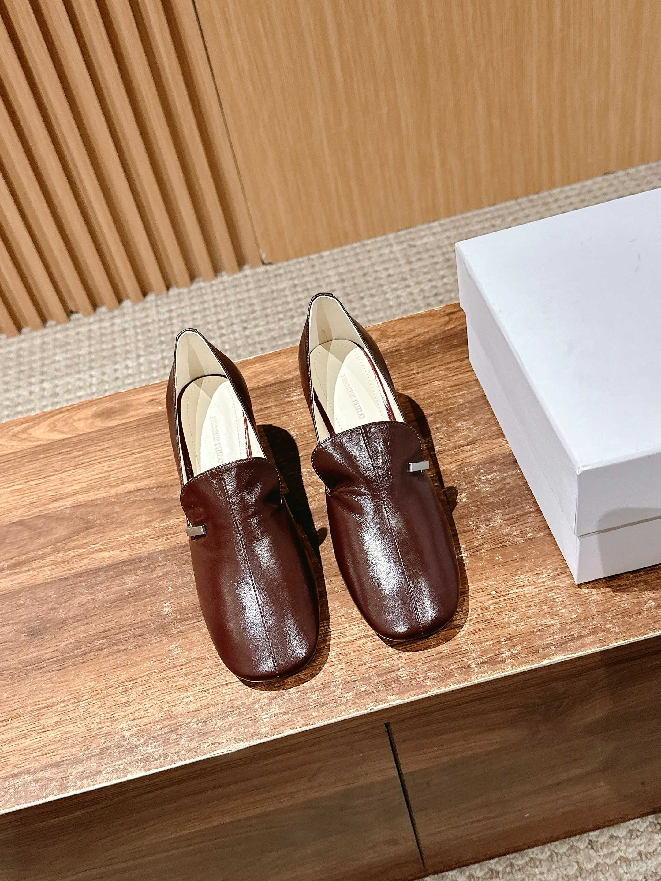 NO:382582,Artistic Cat and Muller Single Shoes Exclusive First Launch!  The top version on the market!  The only correct version!  The super beautiful design, the upper is artistic, and the long and extended tongue is paired with a small gold jewelry. It is simple but very stylish. When paired with the oily wax leather texture of the upper, it looks very high-end overall!  New beautiful shoes and stunners!  A must-see model!  !  Material cowhide, inner sheep, outsole, imported genuine leather, shoe size 35-39/40, customized, non-return, single shoes, mary jane, cowhide, Leather soles19860909艺术体猫跟穆勒单鞋 独家首发！市面最顶级版本！唯一正确版！超级美丽的设计,鞋面采用艺术气息设计,长而延伸的鞋舌搭配上小金饰,简洁但是非常具有格调感,搭配鞋面的油蜡皮质感,整体就显得非常高级！新的美鞋尤物！时髦精比不可错过的一款！！ 材质牛皮 内里羊里 大底意大利进口真皮大底 鞋码35-39/40定制不退换,单鞋玛丽珍,mary jane,cowhide,Leather soles,Women's Shoes