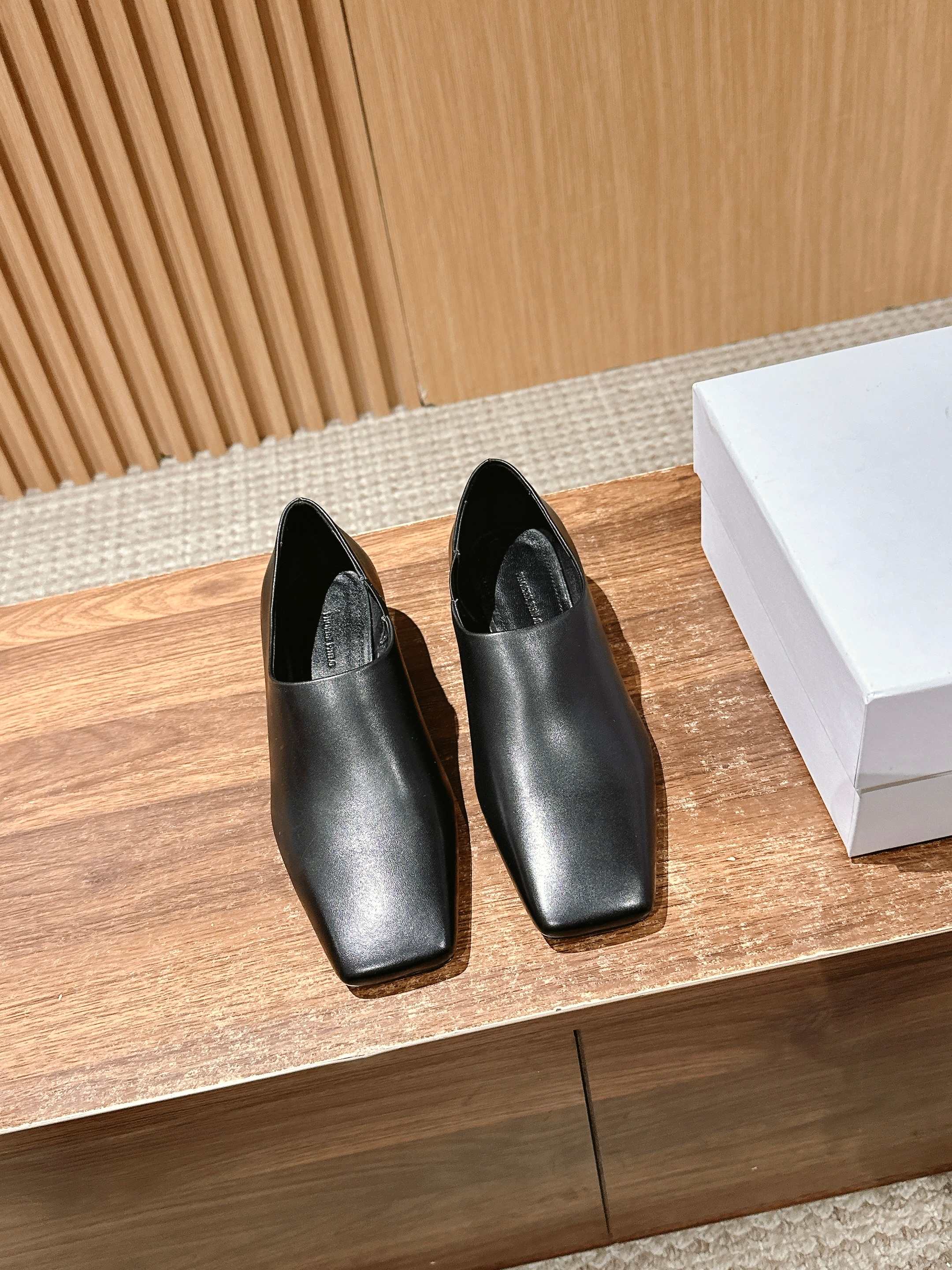 NO:382585,Square toe and short heel Chelsea single shoes Super fashionable single shoes, flat and long toe, stretching foot lines, modifying foot shape, and a thoughtful and elastic design on the side!  Easy to put on and take off!  Overall, the temperament of the feet is elegant and elegant!  Super temperament!  !  Material cowhide, inner ox, outsole, imported genuine leather sole, shoe size 35-39/40, customized, non-return, single shoes, mary jane, cowhide, Leather soles19860909方头矮跟切尔西单鞋 超级时髦的单鞋,扁而长的鞋头,拉伸脚部线条,修饰脚型,侧面贴心做了小弹力设计！方便穿脱！整体上脚气质翩翩感浮然而上！超级有气质！！ 材质牛皮 内里牛里 大底意大利进口真皮大底 鞋码35-39/40定制不退换,单鞋玛丽珍,mary jane,cowhide,Leather soles,Women's Shoes