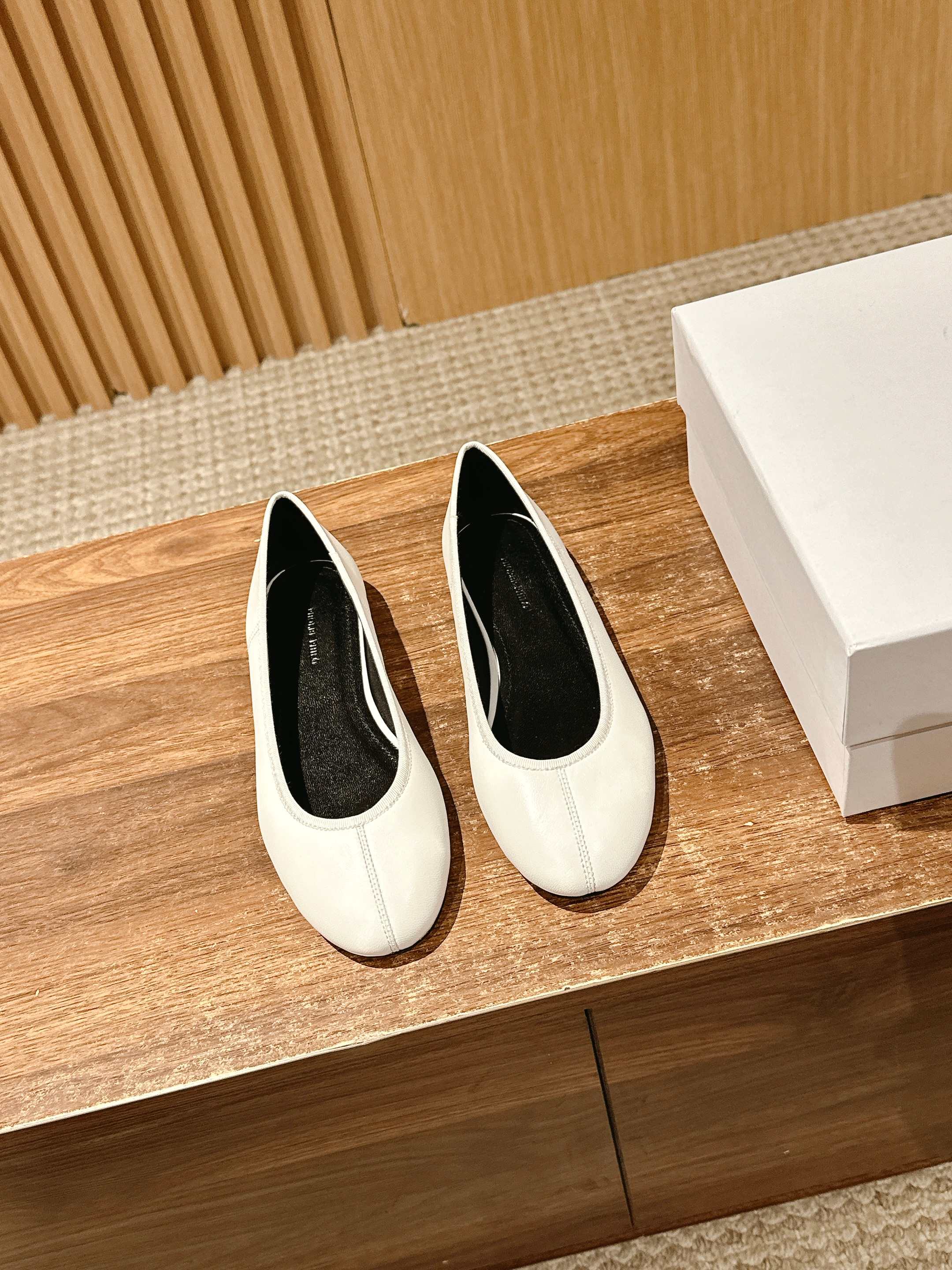 NO:382592,Small round toe flat-sole Mary Jane single shoes The upper is soft-treated matte cowhide, soft to the skin and feet!  The inner sheepskin foot pads are treated, and the classic air compressor logo has no foot feeling at all!  Super comfortable to wear!  It is easy to wear and easy to walk on, and the overall shoe shape is also very versatile!  !  I have made thoughtful foot stitching, and I have a lazy style, and it is super convenient to wear it!  I’m not afraid of stepping on cowhide!  !  Material cowhide, Neli, sheepli, Italian imported genuine leather sole, shoe size 35-39/40 customized, non-return, single shoes, Mary Jane, cowhide, sheepskin, Leather soles19860909小圆头平底玛丽珍单鞋 鞋面采用柔软处理的哑光牛皮处理,柔软贴肤上脚！内里羊皮垫脚处理,经典空压logo一点都没有脚感！上脚超级舒适！好穿轻便好走,整体鞋型也非常的百搭！！贴心做了脚踩缝合线,走慵懒风格,踩跟穿超级便捷！牛皮一点都不怕踩哦！！ 材质牛皮 内里羊里 大底意大利进口真皮大底 鞋码35-39/40定制不退换,单鞋玛丽珍,mary jane,cowhide,sheepskin,Leather soles,Women's Shoes