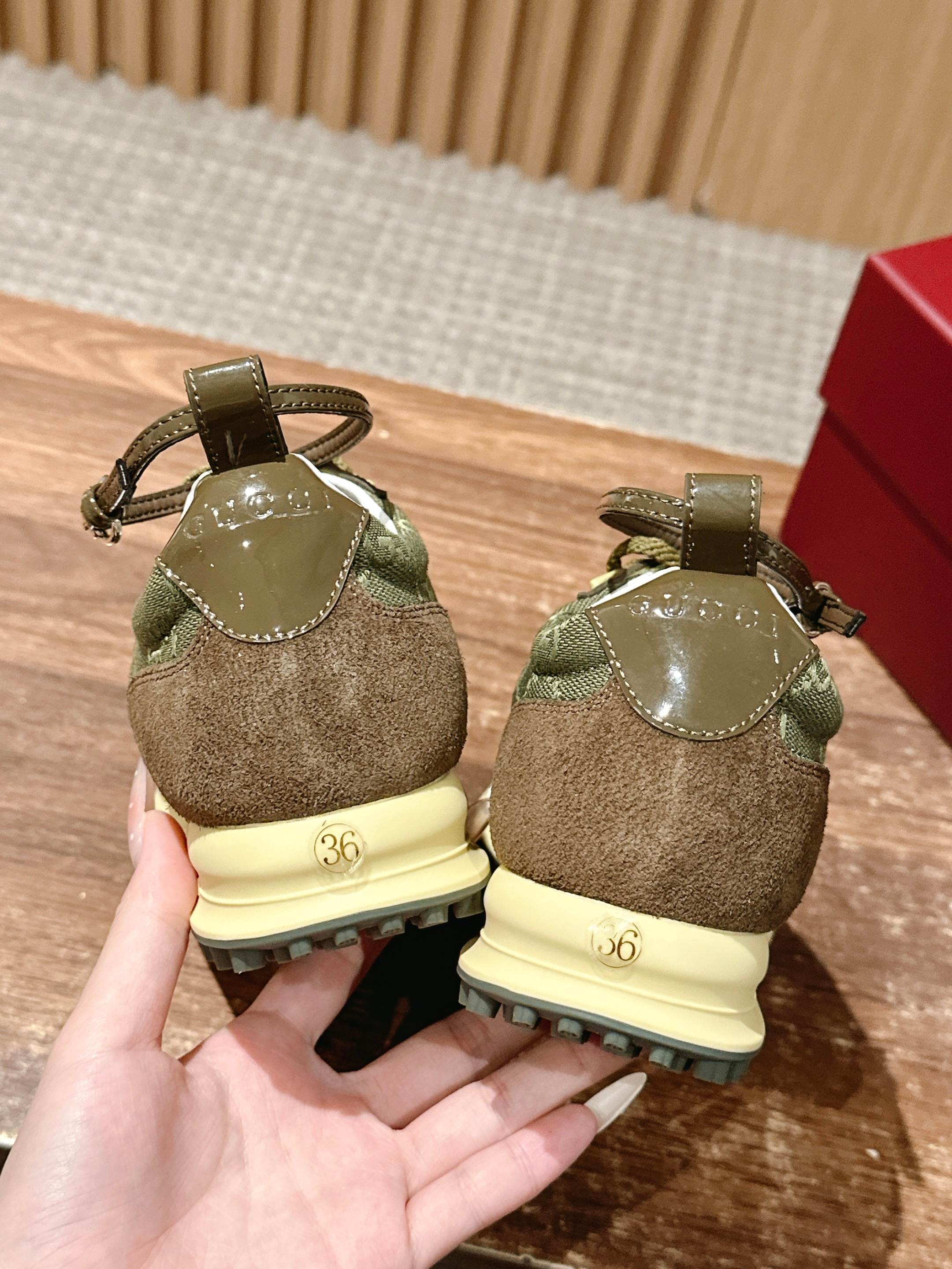实拍顶级▪️330💰拒绝混卖❌ 𝐆𝐔𝐂𝐂𝐈 𝟮𝟬𝟮𝟱/𝐬𝐬 古驰最新走秀款 Re-Motion系列 厚底 休闲 运动鞋 这款运动鞋设有可拆卸可调节踝部绑带，为2025春夏系列再添动感单品。轻盈且灵活的外底经过特殊处理，洋溢着浓郁的复古风 底厚：3.5CM 

Size：35-39（40定做不退换）