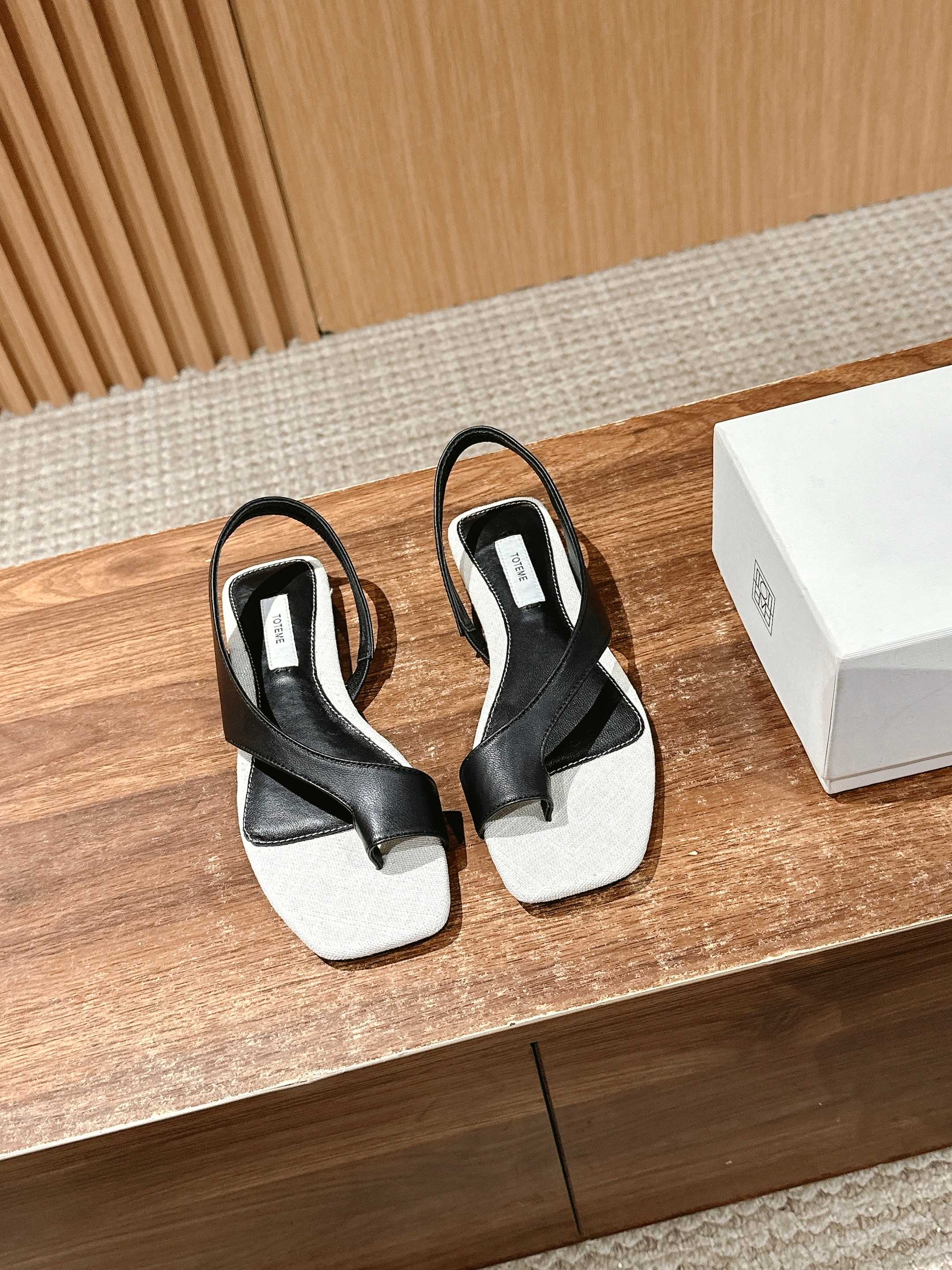 NO:384112,【官网】#New toe sandals Nordic minimalist style, retro temperament small square-toed sandals The texture and gloss of the fabric are very good. Not only comfortable to wear on the feet, but also very strongly demonstrate the temperament. Soft and delicate sheepskin insoles have good breathability and sweat absorption. Not easy to stuff the feet, the delicate touch is very comfortable to wear on the feet. Simple and generous, elegant temperament, and clean and neat. Comfortable walking, shopping, work, and daily pressure-free. Genuine leather sole, comfortable and flexible, comfortable and durable. Always keep the sole beautiful and comfortable wearing experience. Delicious fabrics of Yangjing/skin imported inside. Full-grain mixed-bred sheepskin outsole. Outsole Italian leather sole. Size 35/36/37/38/39/40 (40 no return or exchange), split-toe shoes, sandals, sheepskin, sheep19860909【莞产】#新款脚趾凉鞋 北欧极简风格,复古气质小方头凉鞋 面料的质感和光泽度很好 不仅上脚舒适,而且非常彰显气质 柔软细腻的羊皮鞋垫,具有良好的透气和吸汗性 不易闷脚,细腻的触感上脚体验很舒适 简洁大方,优雅气质,显得干净利落 行走舒适,逛街、上班、日常无压力 真皮底,越穿越舒适,柔韧性好,舒适耐穿 时刻保持鞋底美观和舒适的穿着体验 面料细腻羊京/羊皮 内里进口全粒面混种羊皮 大底意大利真皮底底 尺码35/36/37/38/39/40（40不退换）,分趾鞋,sandals,sheepskin,sheep,Women's Shoes