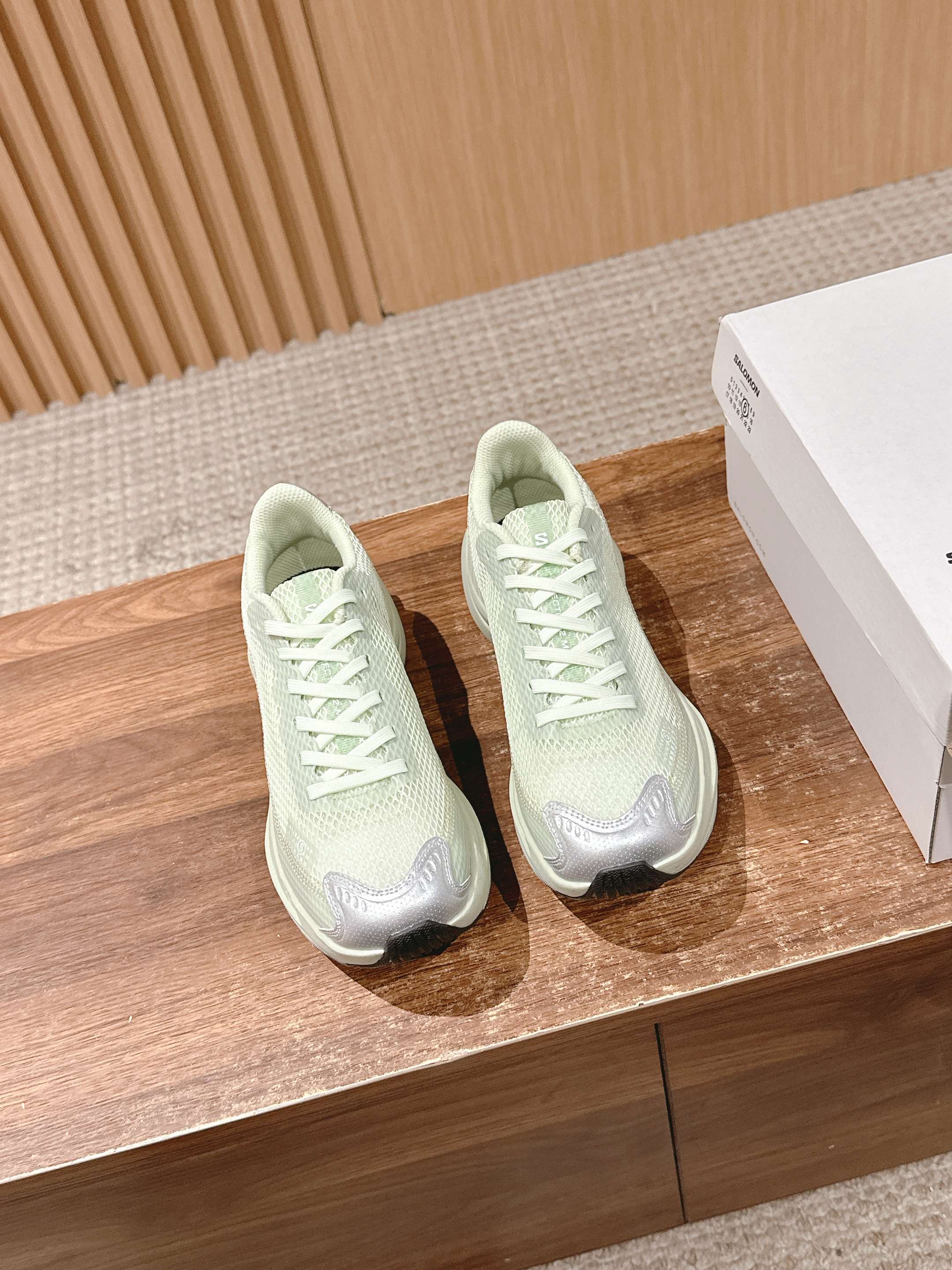 NO:392190,Magira's co-branded Salomon is super beautiful sneakers!  Who wouldn't like it!  'A pair of confidence for cool girls in mountain series' | MM6 x Salomon Co-branded shoes sharing Don't think that only climbing a mountain can wear it. MM6 x Salomon is clearly born for the city nomad. The foot feeling that is so stable that it is crazy + the unreasonable appearance, it seems to have stepped on the pioneering aesthetics on the soles of the feet. You can feel Salomon's professional and calmness, and you can also see the MM6's iconic deconstruction tension, it is the functional boots of fashionable girls, and it is also the gentle declaration of rebels. Wearing it, it is like being ready to leave the world at any time, and it is also ready to be the one who can wear the most in the audience. Whether it is commuting or in the countryside, it steadily caught me. Size35-44M, casual shoes/sports shoes,masion margiela,masion margiela,boots,sneakers19860909马吉拉联名萨洛蒙超好看运动鞋！谁会不喜欢！ 「山系酷女孩的一双底气」| MM6 x Salomon 联名鞋实穿分享 别以为只有登山才能穿它,MM6 x Salomon 这双,明明是为城市游牧而生. 稳到发疯的脚感+不讲道理的外形,像把先锋美学踩在了脚底. 你能感受到Salomon那股专业冷静,也能看见MM6标志性的解构张力, 是时尚女孩的机能战靴,也是叛逆者的温柔宣言. 穿上它,像是准备好随时出走世界,也准备好成为全场最会穿的那一个. 无论是通勤还是郊野,它都稳稳地接住了我. Size35-44M,休闲鞋/运动鞋,masion margiela,masion margiela,boots,sneakers,Women's Shoes