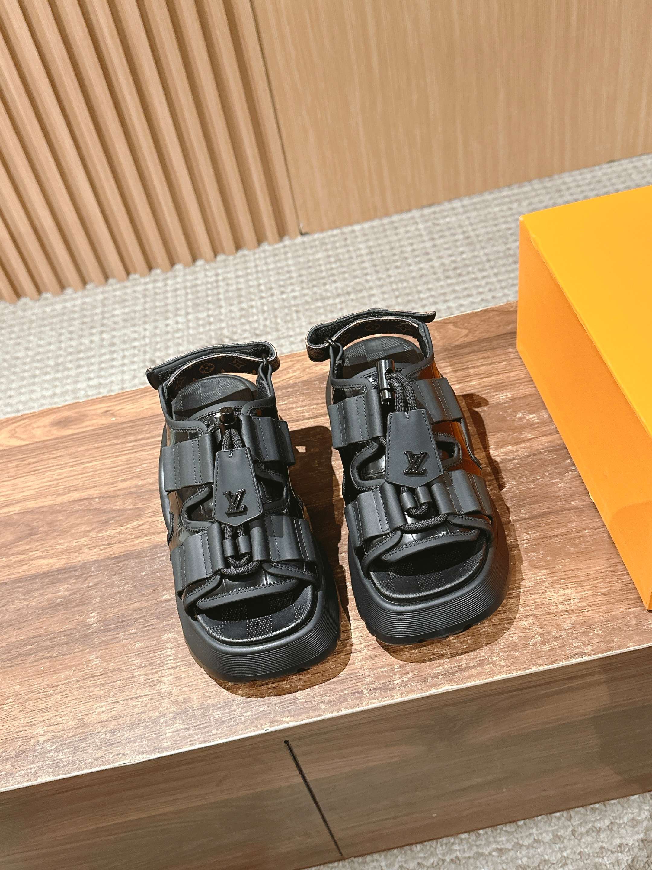 NO:403516,#Louis Vuitton's latest Chameleon Velcro sandals with canvas and suede cowhide leather avant-garde style debuts in 2025 Cruise Early Spring Fashion Show Leather Bullet Strap and Monogram Canvas Key Pack Elements Finishing Details Lined Insoles and Rubber Waterproof Platform Outsoles for Comfortable Wear Cowhide/Fabric Lace Adjustable Velcro Shoes # Size35-39 (40/41 Customized No Returns and Exchanges), Sandals, louis vuitton, sandals, cowhide19860909#路易威登最新款Chameleon魔术贴凉鞋拼合帆布和绒面牛皮革以前卫风范初次亮相2025 Cruise 早春时装秀 皮革子弹带和Monogram 帆布钥匙包元素点睛细节 加衬鞋垫和橡胶防水台外底实现舒适穿着体验牛皮革/织物鞋带可调节魔术贴鞋# Size35-39（40/41定做不退换）,凉鞋,louis vuitton,sandals,cowhide,Women's Shoes