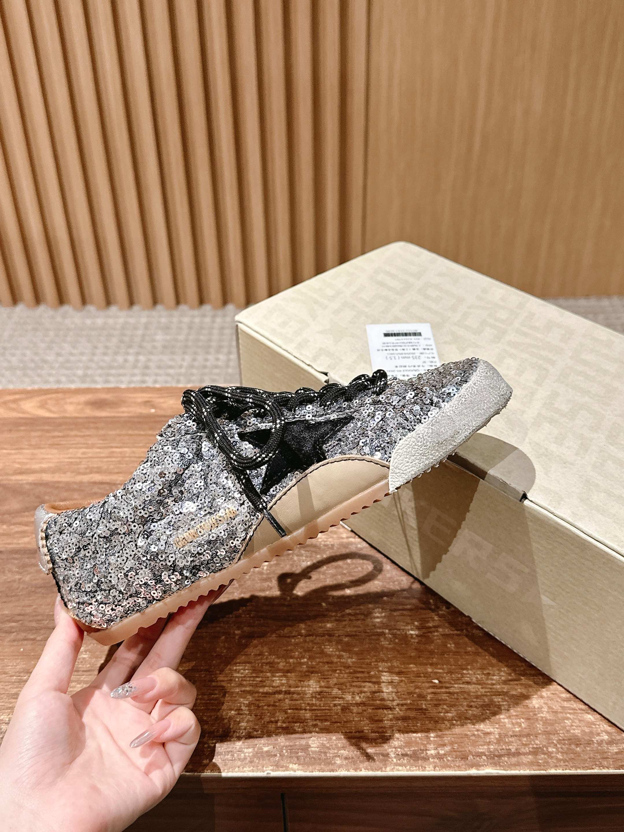 𝐆𝐎𝐋𝐃𝐄𝐍 𝐆𝐎𝐎𝐒𝐄  𝐓𝐑𝐔𝐄 𝐒𝐓𝐀𝐑#脏脏鞋那可是无人不知、无人不晓的时尚单品，简直就是各路明星、网红、大咖们