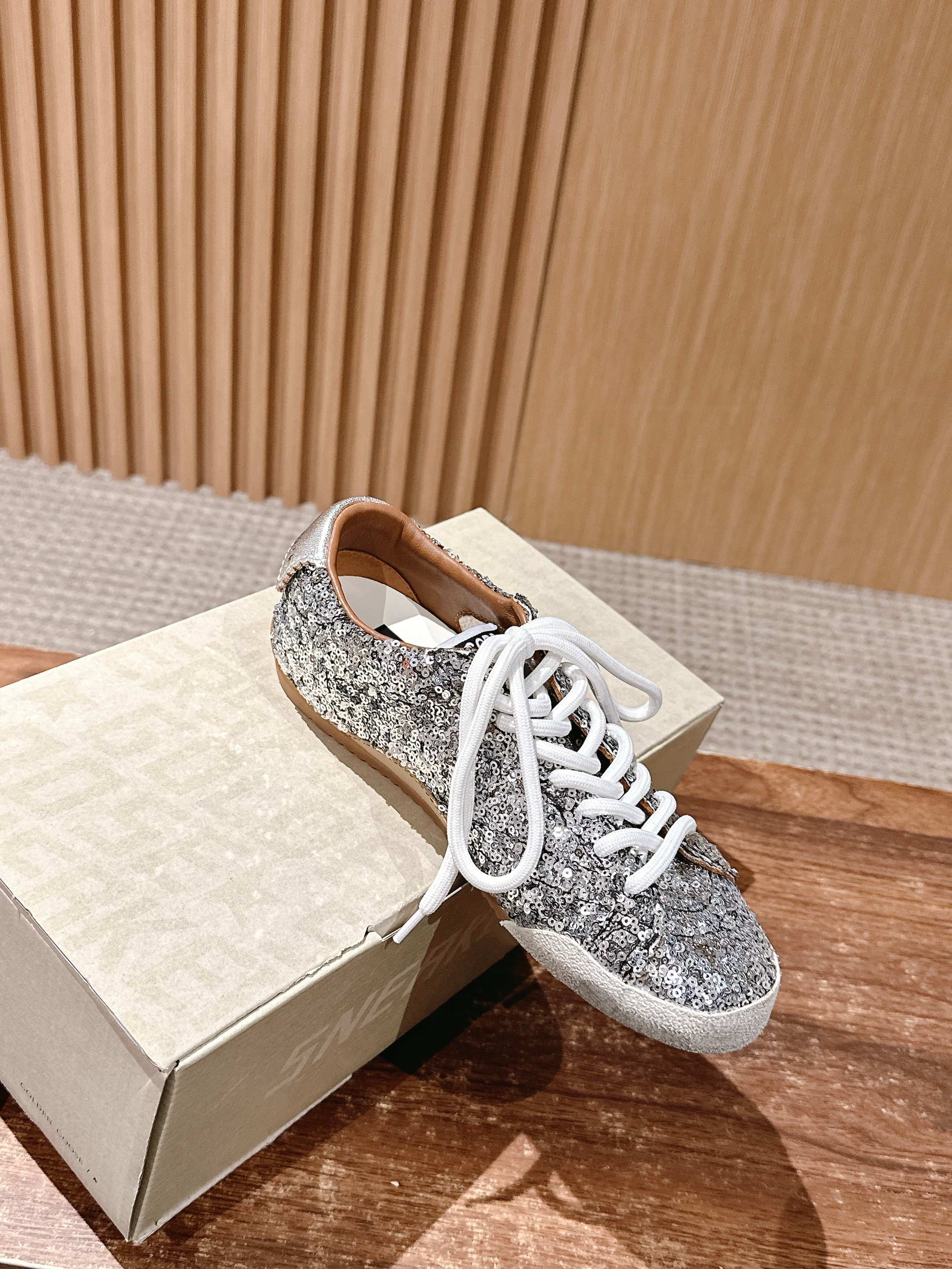 𝐆𝐎𝐋𝐃𝐄𝐍 𝐆𝐎𝐎𝐒𝐄  𝐓𝐑𝐔𝐄 𝐒𝐓𝐀𝐑#脏脏鞋那可是无人不知、无人不晓的时尚单品，简直就是各路明星、网红、大咖们