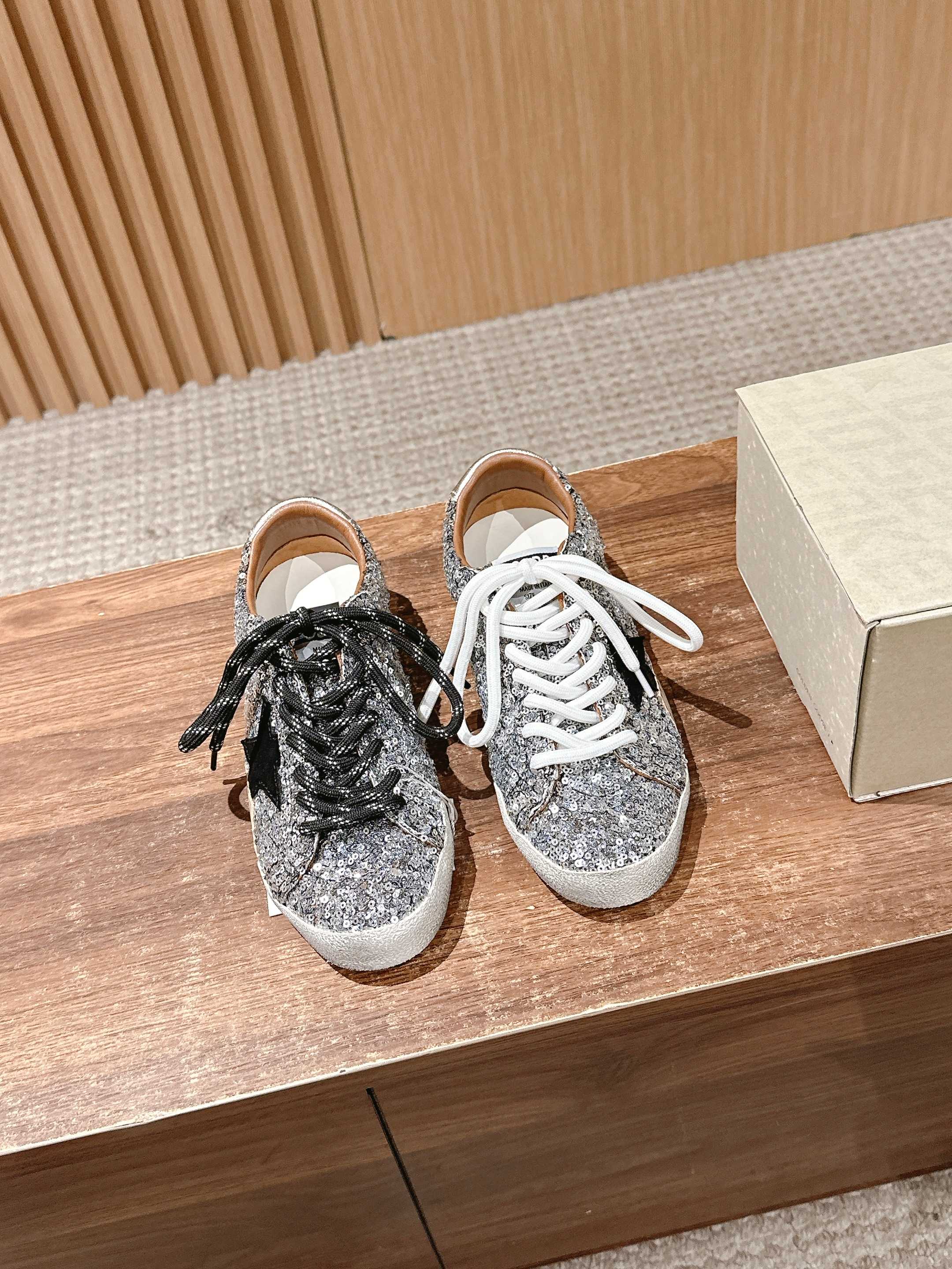 NO:418031,Top version #Dirty shoes are fashion items that everyone knows about and are known to everyone. They are simply the favorite of celebrities, internet celebrities and big names!  It is no exaggeration to say that if you don’t have a pair of small dirty shoes, then you really have to buy a pair!  With its unique design and excellent quality, this small star shoes perfectly combines the two elements of comfort and fashion. Wear it and walk 20,000 steps without feeling tired!  In order to meet the needs of different consumers, three heart-warming colors, caramel color, have been specially launched. This color is super white and can instantly enhance your overall temperament; pink and pink and tender tones are simply loveable. When you wear it, you will be the sweetest fashion expert; off-white, as a super versatile classic color system, can complement each other no matter what style of clothing it matches, showing a high-end and elegant charm. Its quality and comfort are even more amazing!  It can beat casual shoes above 98 on the market!  The upper is made of original custom imported cowhide, with delicate texture, which is more fleshy and grainy than plain cowhide. The luster is low-key and luxurious, with a very strong texture, smooth to the touch, and is particularly textured. When you wear it, the comfort is simply indescribable and unspeakable!  Moreover, the whole pair of shoes is very soft, and the cowhide is particularly elastic, and it will not be as hard as some shoes. Whether it is squatting, bent over or walking, it is relaxed and free, without any pressure. GGDB has put a lot of effort into the uniformity of the upper wiring. The spacing of each needle is basically consistent, the lines are smooth and natural, without any workmanship defects such as jumpers or leaks. This fine workmanship undoubtedly adds more quality to the whole pair of shoes. Speaking of the soul of the small dirty shoes, in addition to the unique last design, there is also the secondary hand-made retro craftsmanship. Because it is handmade, every pair of GGDB is unique. Just like there are no two identical leaves in the world, each pair is given by the master purely by hand, full of artistic sense and personal charm!  The high-quality two-color shoelaces are exquisitely designed and practical. The mix and match style is the highlight of this shoelace. It perfectly blends the two colors to create a brand new visual effect. When you wear it and go out, you will never have to worry about the style that will hit you!  The 2cm insole and 1cm heel design, a total of 3cm high-end effect. When you wear it, your legs will be stretched out immediately. The sole is super light and there is no sense of restraint after you put it on. No matter how long you walk, you won’t feel tired. It’s sole is comfortable, and it’s simply tailor-made for the smaller one!  Although it is a flat shoe, it has a very rich interior!  The inner part is made of terry cloth, which is both sweat-absorbing and breathable. The insole is made of calfskin, and it also has an excellent design - the insole is thickened by 2 cm!  This is a blessing for young girls!  Because it can be both good and fit the lines of the foot arch, no matter how long you walk, you won’t feel tired. It’s really comfortable and practical!  The whole pair of shoes is very exciting, and it complements each other with a circle of oxidized soles. The outsole is made of rubber, not only wear-resistant but also lightweight. The outsole has its own concave and convex grainy feeling, and the anti-slip effect is perfect, ensuring that you can grasp the ground steadily and not slip during walking and exercising. I highly recommend it to sisters who pursue high comfort. Upper: Original custom cowhide (the essence of old) Inner: with towel cloth + cowhide foot pad original mold opening 2cm ** latex insole. Outsole; even the sole is polished and worn. Women's size 35/36/37/38/39/40, casual shoes/sports shoes, flats, sneakers, cowhide19860909顶级版本   #脏脏鞋那可是无人不知、无人不晓的时尚单品,简直就是各路明星、网红、大咖们的最爱！毫不夸张地说,如果你还没有一双星星小脏鞋,那你可就真的要赶紧买一双啦！ 这款星星小脏鞋以其独特的设计和卓越的品质,完美融合了舒适与时髦两大元素,穿它暴走两万步而不感疲惫！ 为了满足不同消费者的需求,特别推出了三个令人心动的颜色,焦糖色,这款颜色超级显白,能够瞬间提升你的整体气质；粉色,粉粉嫩嫩的色调,简直让人爱不释手,穿上它,你就是那个最甜美的时尚达人；米白色,作为超级百搭的经典色系,它无论与何种风格的服饰搭配都能相得益彰,展现出高级而优雅的韵味. 其品质和舒适度,更是让人惊艳不已！完全可以吊打市面上98以上的休闲鞋！鞋面采用的是原版定制进口牛皮,纹理精致细腻,比平纹的牛皮更加富有肉感和颗粒感.光泽感低调而高奢,质感非常强,摸起来滑滑的,特别有质感.当你穿上它,那种舒适感简直无法用言语来形容,说不出的爽快！而且,整双鞋都非常柔软,用的牛皮特别有弹性,不会像有些鞋子那样硬邦邦的.无论是蹲下、弯腰还是走路,都轻松自如,毫无压力. GGDB在鞋面走线的均匀度上也是下足了功夫.每一针的间距都基本保持一致,线条流畅自然,没有任何跳线、漏线等做工瑕疵.这种精细的做工,无疑为整双鞋增添了更多的品质感. 说到小脏鞋的灵魂,除了独特的楦头设计外,还有那二次手工做旧复古工艺.因为是手工制作,所以每一双GGDB都是独一无二的.就像世界上没有相同的两片树叶一样,每双都是老师傅纯手工赋予的,充满了艺术感和个性魅力！ 高品质的双色鞋带,设计精美且实用性强.混搭风格正是这双鞋带的亮点所在,它将两种颜色完美融合,创造出一种全新的视觉效果.穿上它出街,绝对不用担心会撞款！ 2cm的鞋垫加上1cm的鞋跟设计,总共3cm的**效果,穿上它,你的腿部线条立刻就被拉长了,鞋底超级轻便,上脚之后完全没有束缚感.就算你走再久的路,也不会觉得累脚.**又舒适,简直就是为小个子量身定制的！ 别看它是平底鞋,但它的内里却非常丰富！内里采用的是毛巾布材质,既能吸汗又能透气. 鞋垫它采用的是小牛皮做的,而且还有个超棒的设计——鞋垫加厚了2公分！这对于个子小的女生来说真是个福音！因为既能**又能贴合脚弓的线条走路走再久也不会觉得累.真的是既舒服又实用！ 整双鞋子的做旧感非常让人心动,搭配着一圈氧化的鞋底更是相得益彰.大底采用的是橡胶材质不仅耐磨还很轻便.大底自带的凹凸颗粒感,防滑效果满分,保证你在行走和运动过程中稳稳抓地,不打滑.我强烈推荐给追求高舒适度的姐妹们 鞋面:原版定制牛皮（做旧精髓所在） 内里:配毛巾布+牛皮垫脚原版开模2cm内**乳胶鞋垫. 大底；就连鞋底也是打磨做旧的 女码35/36/37/38/39/40,休闲鞋/运动鞋,flats,sneakers,cowhide,Women's Shoes