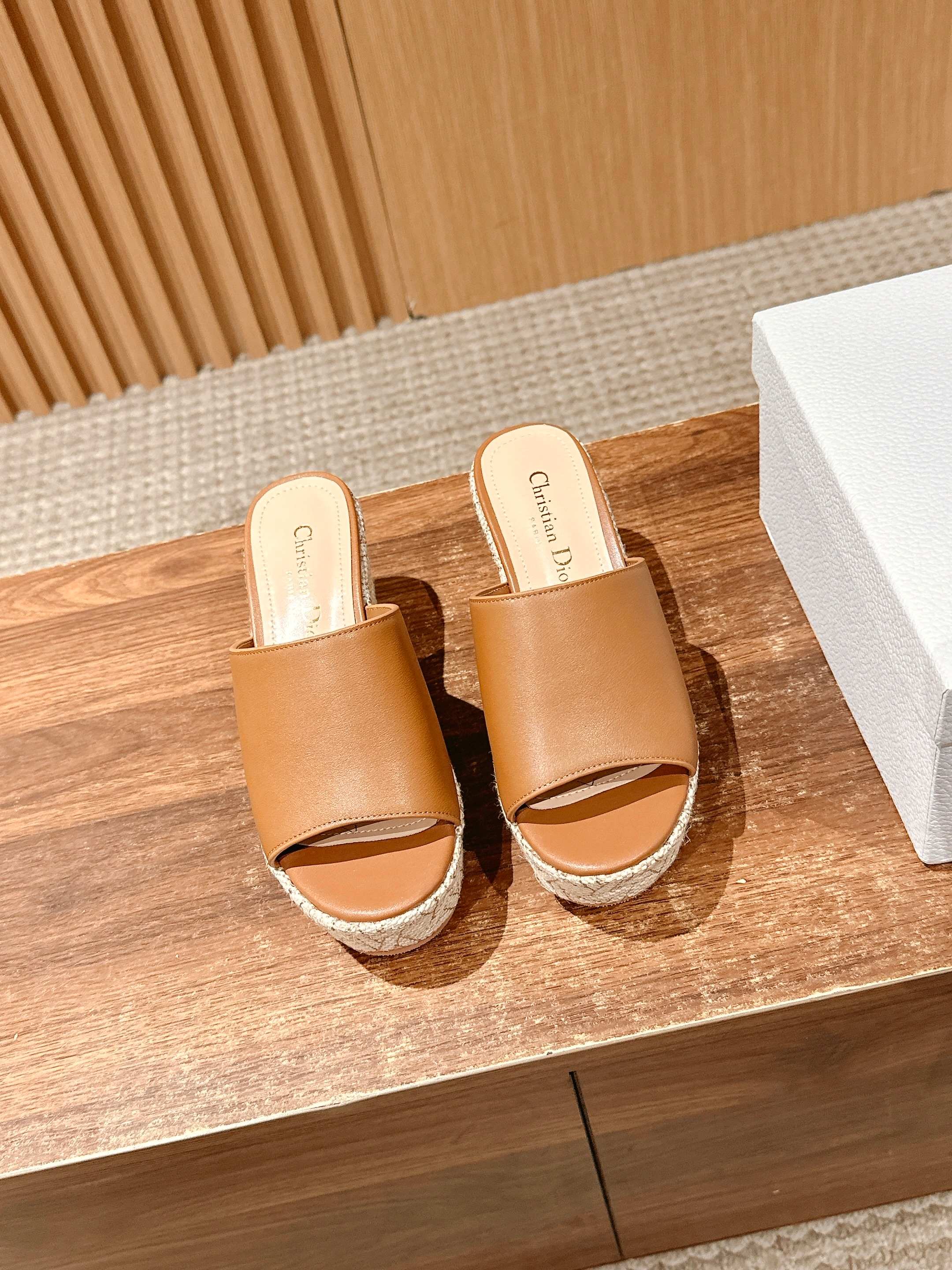 NO:406842,Dior new D-Attitude wedge sandals Waterproof platform slippers This Attitude Dior wedge sandals draws inspiration from the retro logo to highlight the modern style Cowhide leather upper with 9 cm wedge and 3 cm beige Graphic rattan plaid pattern embroidered thick sole The back is decorated with a gold-finished metal CD logo. It can be matched with various styles of this season to show elegance. Material upper cowhide inner inner cowhide outsole original open mold rubber outsole (original electric embroidered wedge) Heel height 9cm, waterproof platform 3cm Size 35-40 (40.41 custom-made non-return and exchange), slippers sandals, dior, dior, sandals, slippers, cowhide19860909迪奥新款D-Attitude 坡跟凉拖鞋 防水台拖鞋 这款 Attitude Dior坡跟凉拖 从复古标识汲取灵感 彰显现代风格 牛皮革鞋面 搭配9厘米坡跟和 3 厘米米色Graphic藤格纹图案刺绣厚底 后侧饰以金色饰面金属CD标志 可与本季各式造型搭配 彰显优雅风范 材质鞋面牛皮 内里内里牛皮 大底原版开模橡胶大底（原版电绣坡跟） 跟高9cm,防水台3cm 码数35-40（40.41定制不退换）,拖鞋凉鞋,dior,dior,sandals,slippers,cowhide,Women's Shoes