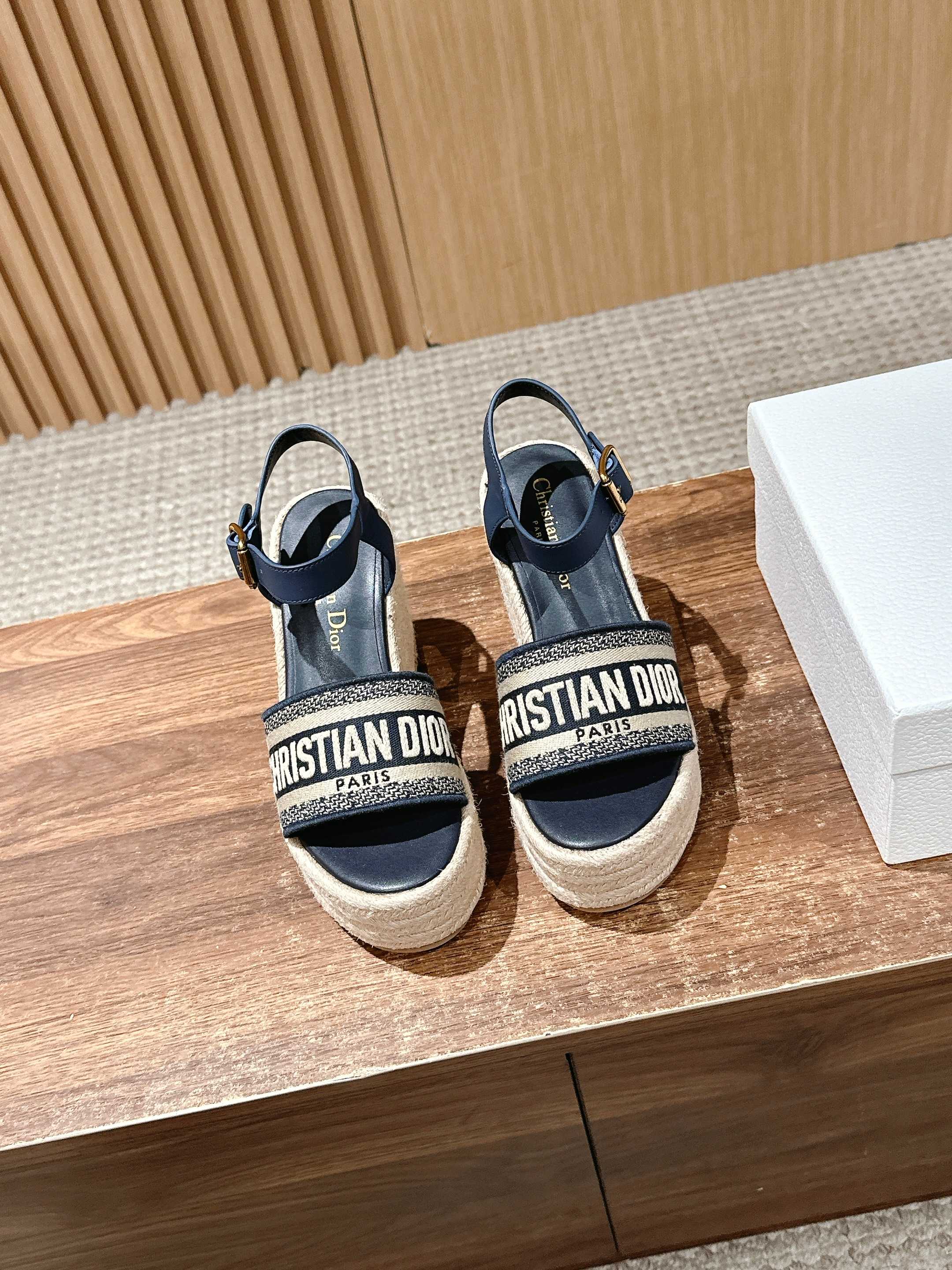 NO:409446,#Dio's new hemp rope thick-soled sandals, imported raffia grass electric embroidery high-temperature water-soluble cotton technology fabric + water-dyed cowhide footbed inside + original consistent combination sole Size35-39 (40.41 custom made without return or replacement), slippers sandals, dior, sandals, slippers, cowhide19860909#迪奥新款麻绳厚底凉鞋 鞋面进口酒椰草电绣高温水溶棉质科技面料+水染牛皮垫脚内里+原版一致组合大底 Size35-39（40.41定做不退不换）,拖鞋凉鞋,dior,sandals,slippers,cowhide,Women's Shoes