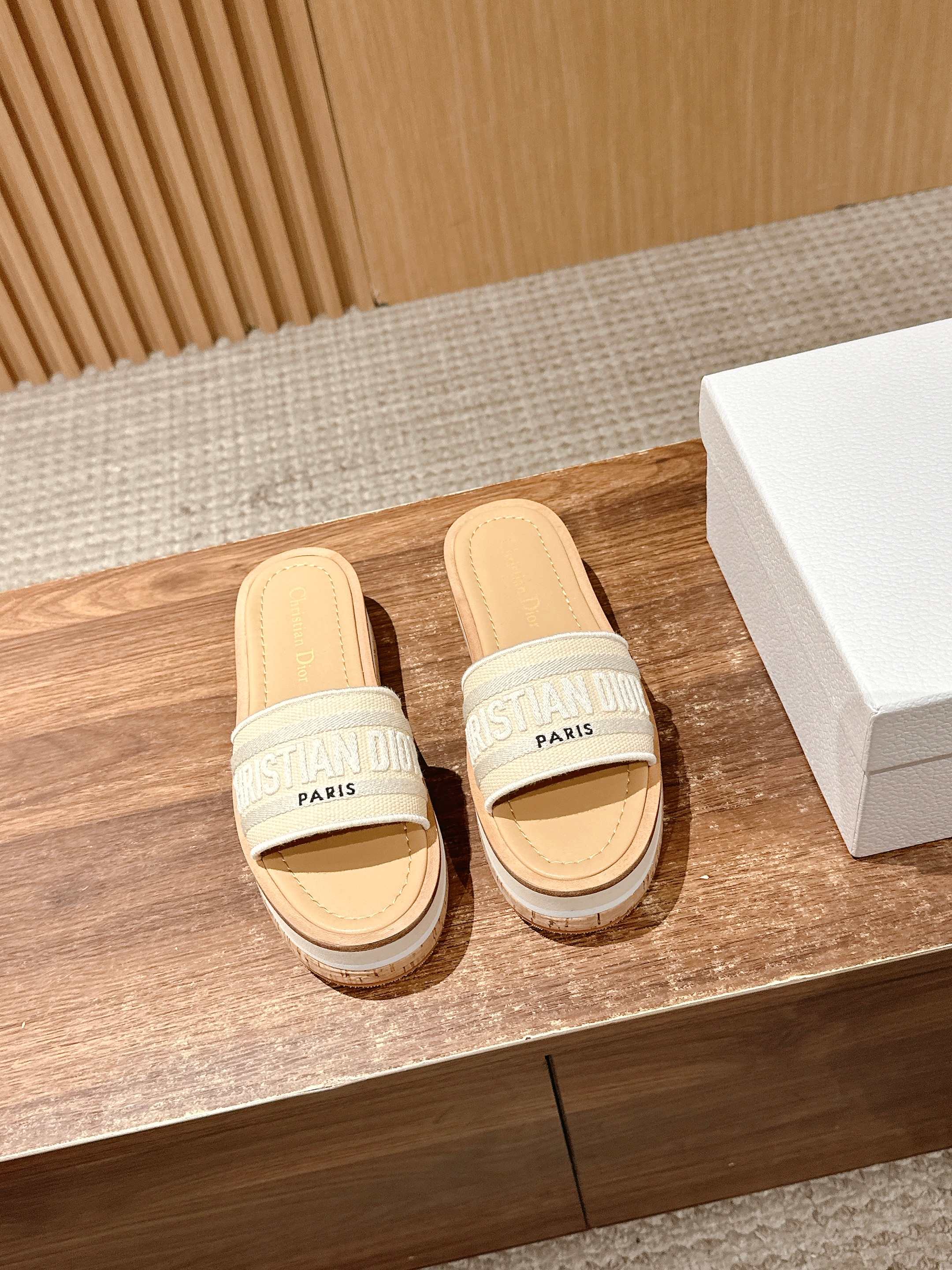 NO:409433,#Dio's new hemp rope thick-soled slippers, imported raffia grass electric embroidery high-temperature water-soluble cotton technology fabric + water-dyed cowhide footbed inside + original consistent combination sole Size35-39 (40.41 custom made without return or replacement), slippers sandals, dior, sandals, slippers, cowhide19860909#迪奥新款麻绳厚底拖鞋 鞋面进口酒椰草电绣高温水溶棉质科技面料+水染牛皮垫脚内里+原版一致组合大底 Size35-39（40.41定做不退不换）,拖鞋凉鞋,dior,sandals,slippers,cowhide,Women's Shoes