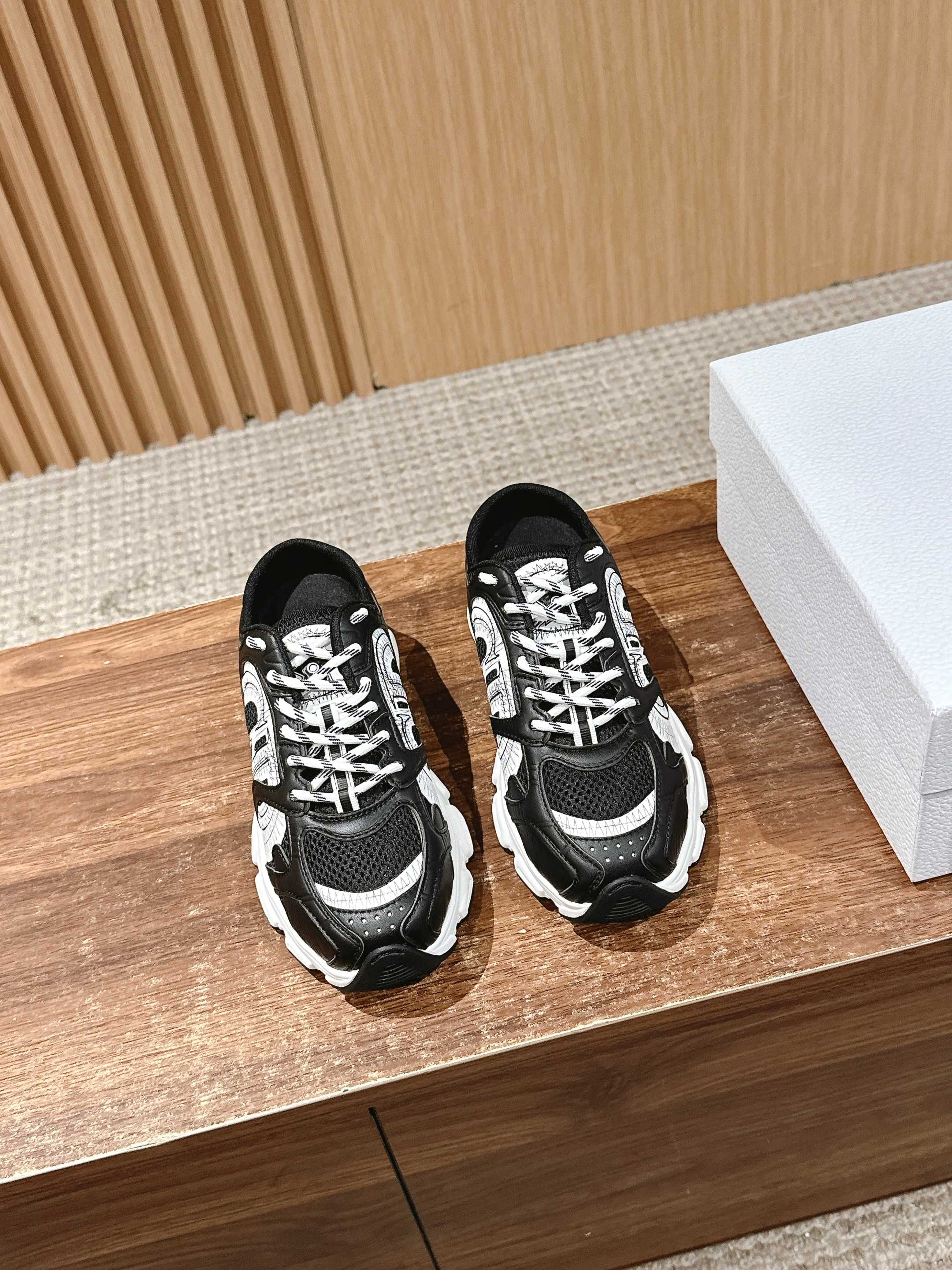 NO:406839,# Dior Chrono's new casual sports shoes, running shoes, dad's shoes, semi-trailed. It's really cool, full of futuristic feeling! It's really cool!  Re-interpreting the concept of cool and fashionable in Dior, Lucky Star will bless you with good luck, the new EVA sole is super light and soft Size35-39 (customized for 40/41, no return or exchange), daddy shoes semi-trail, dior, sneakers19860909# 迪奥Chrono新款休闲运动鞋跑鞋老爹鞋半拖 真的酷毙了,未来感十足!真的好飒！再次演绎了迪奥酷时尚的理念,幸运星为你加持好运,全新的EVA鞋底超轻超软 Size35-39（40/41定做不退换）,老爹鞋半拖,dior,sneakers,Women's Shoes