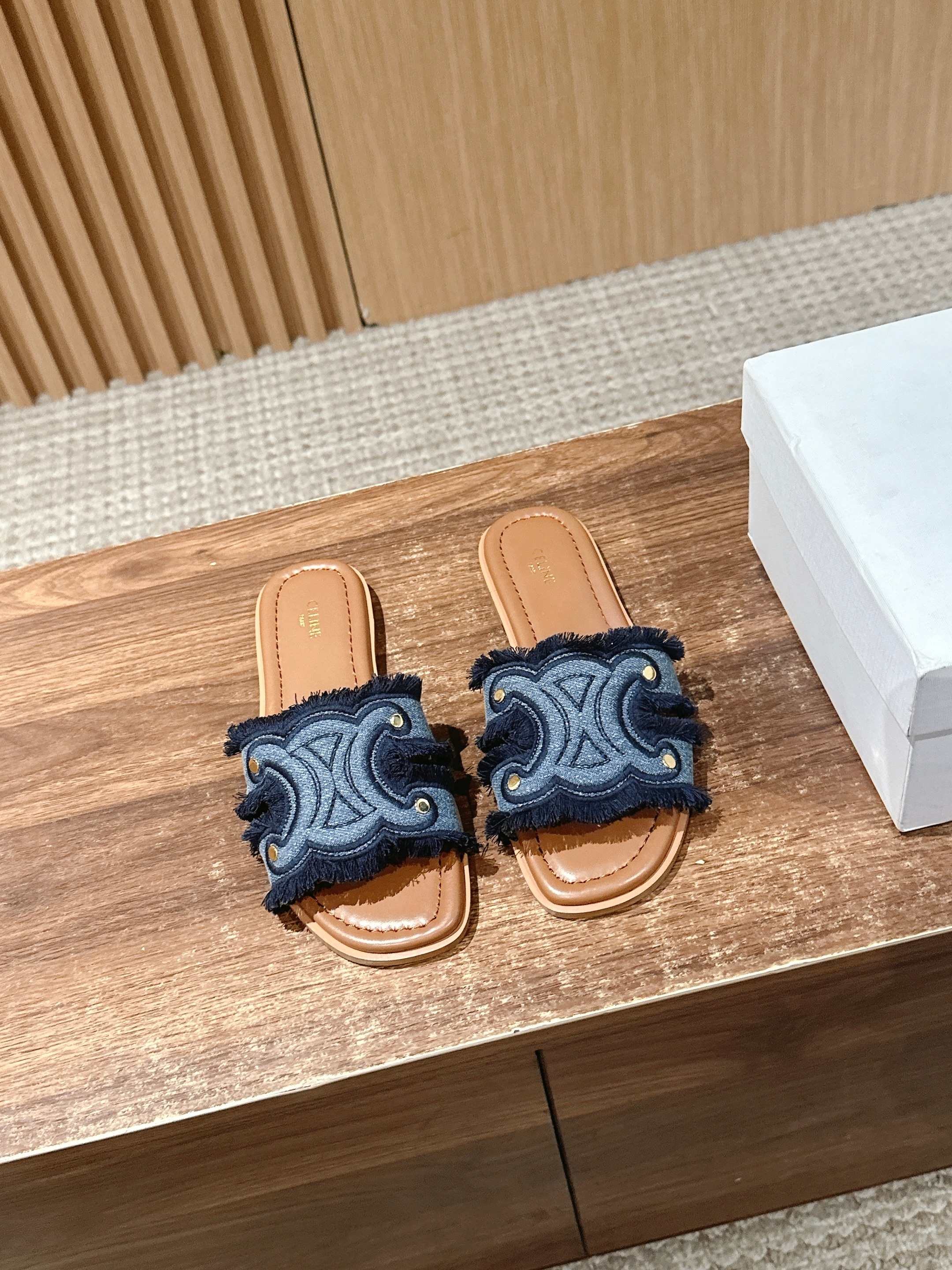 NO:406834,[Upgraded version] #Silin's new denim slippers Arc de Triomphe style is really exquisite and fashionable, with extremely high recognition!  The sole is a double-layer printed cowhide leather combination, and the fonts are all hot-temperature gold-plated!  Size35-39 (40/41 custom made without return or exchange), slippers, slippers, cowhide19860909【升级版】#思琳新款丹宁牛仔拖鞋 凯旋门造型,真是精致时髦,极高辨识度！ 鞋底是双层印刷牛皮革组合,字体都是高温烫金的！Size35-39（40/41定做不退换）,拖鞋,slippers,cowhide,Women's Shoes