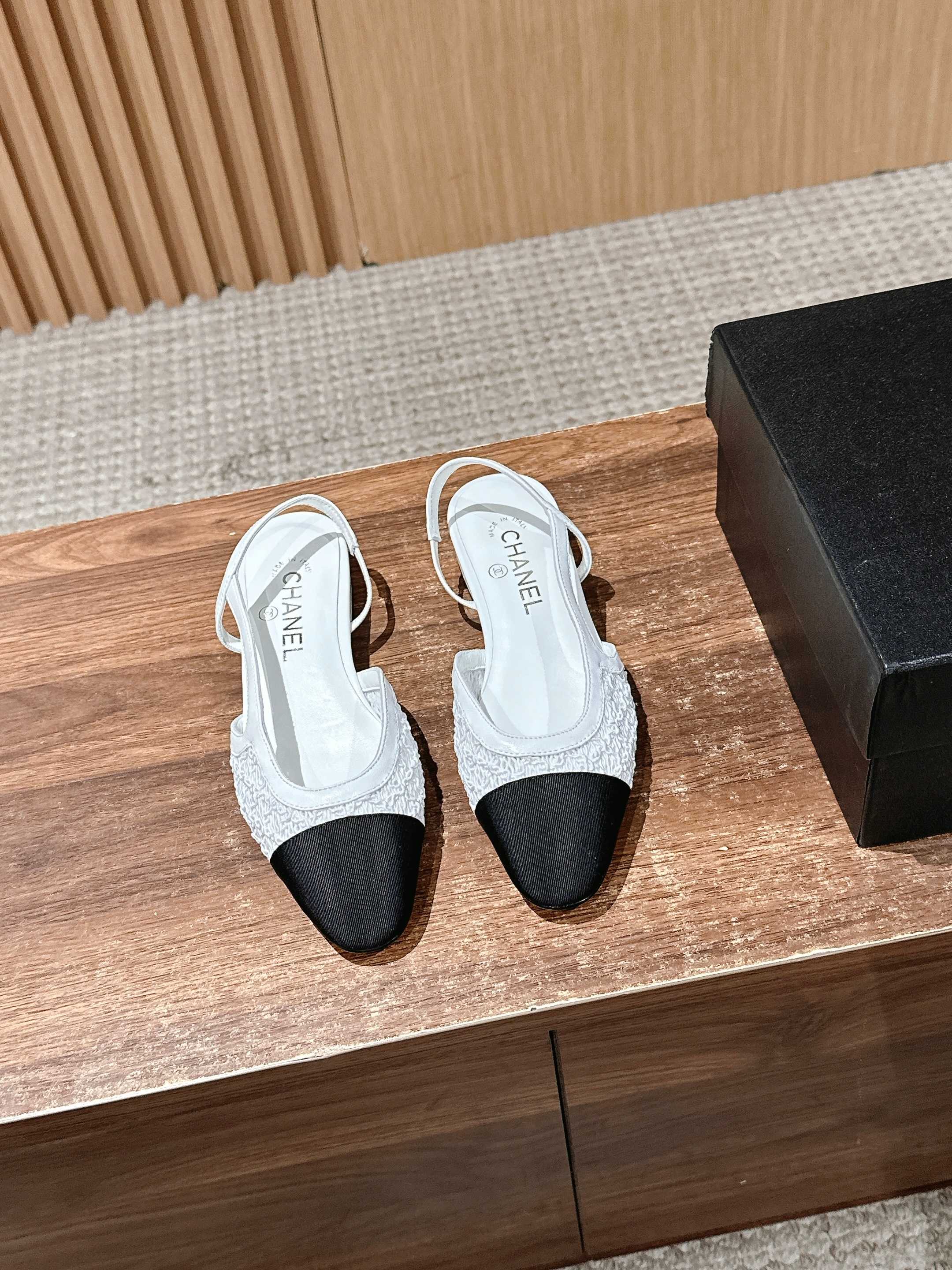 NO:406827,#Chanel new color sandals, lace and Shandong satin material, super classic one item, not to be tired of looking, can match any clothes, adhere to the color design that Xiaoxiang is used to match, the harmonious color of the colors does not look abrupt at all, but adds a sense of design ~ High heels mainly add comfort. We use imported original fabric/cowhide, soft and soft texture, the inner foot pads are all lambskin, sweat-absorbing and breathable, and it is great. Size35-39 40 customized non-return and exchange, sandals, chanel, sandals, high heels, cowhide, sheepskin, silk fabric19860909#香奈儿新配色凉鞋 蕾丝拼山东绸缎材质 超级经典一的款单品 百不看腻 穿什么服衣都能搭配 秉承小香一惯拼的色设计 色彩的和融谐合 看起来丝毫不得显突兀 反而增了添设计感 ～ 高跟鞋主要还的是舒适度 鞋我面们采用进口原版布料/牛皮 质地柔细软腻 内里脚垫均为小羊皮 吸汗透性气也的是棒棒哒 Size35-39 40定做不退换,凉鞋,chanel,sandals,high heels,cowhide,sheepskin,silk fabric,Women's Shoes