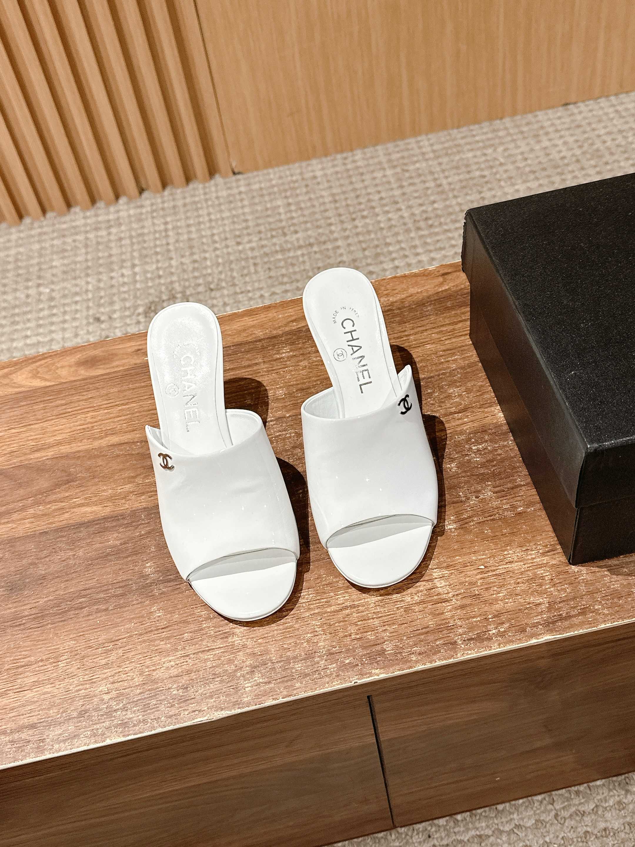 NO:406824,#Chanel summer high heel slippers. A very classic and versatile design. It can be held perfectly in any occasion. The height that can be controlled by any height without losing its aura and charm. The feature is that the heel is inlaid with very elegant pearl elements. The charming feature of high heels is that in life and workplace, making you more confident and confident. Women's shoe cabinets always have a pair of classic and versatile high heels. Size35/39 (40 custom made without return and exchange), high heels, chanel, high heels, slippers19860909#香奈儿夏季高跟拖鞋 很经典百搭的设计 无论什么场合都可以完美hold住 任何身高都能驾驭的高度 且不失气场和魅力 特色在于鞋跟镶嵌了十分优雅的珍珠元素 高跟鞋的动人之处就是在生活中职场上 让你更有底气更自信 女人鞋柜里永远都要有一双经典百搭的高跟 Size35/39（40定做不退换）,高跟鞋拖鞋,chanel,high heels,slippers,Women's Shoes