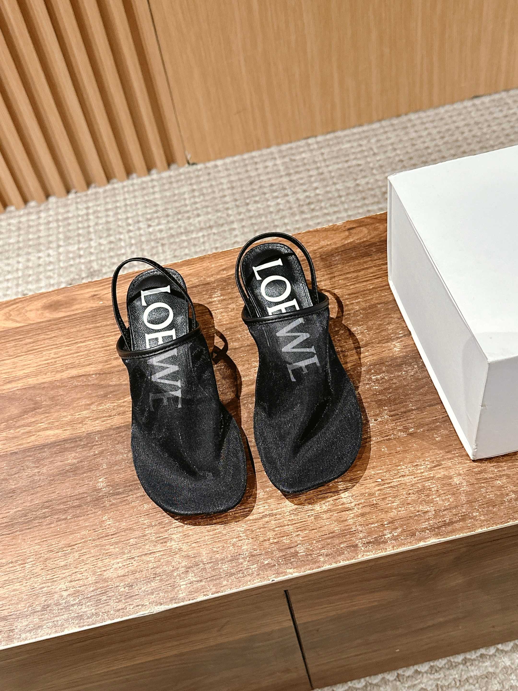 NO:406823,/ Luo Yiwei's new Mary Zhen sandal mesh slippers Crazy grass planting simple design feels cleaner and more elegant, making you miss it, the color is also very pleasing and beautiful, the instant you put on your feet, it is full of temperament, it is simply invincible and handsome and stylish # Size35-39 (40 custom made without return or exchange), sandals, loewe, sandals, mary jane, slippers19860909/ 罗意威新款玛丽珍凉鞋网纱拖鞋 疯狂种草简约设计感觉更干净优雅让你念念不忘 颜色也很耐看漂亮,上脚瞬间气质十足气场,简直无敌帅气有型# Size35-39（40定做不退换）,凉鞋,loewe,sandals,mary jane,slippers,Women's Shoes