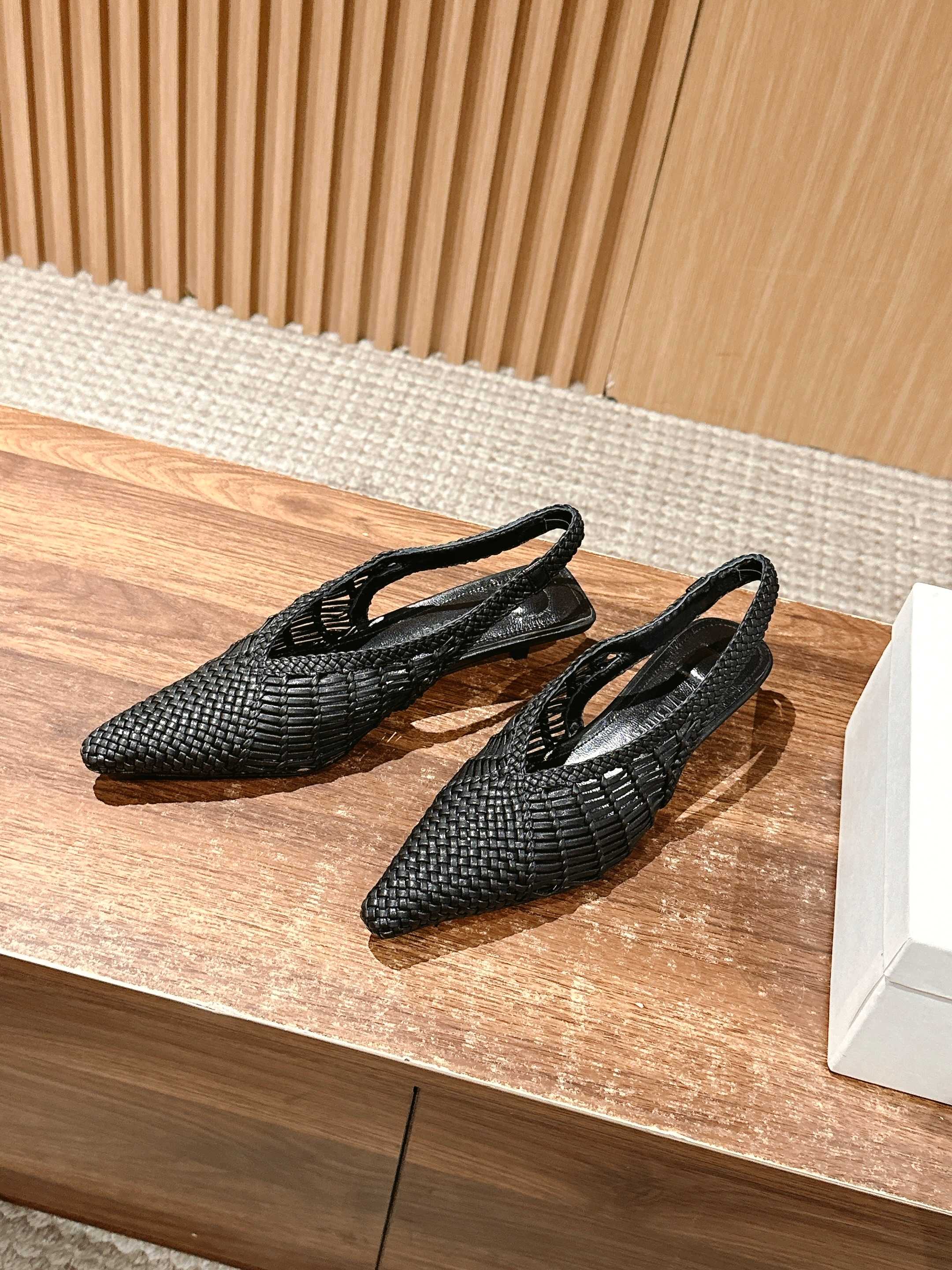 JACQUEMUS 2025/SS Low Cubisto Banane35 Leather Heels: Fashion Manifesto in Yellow Crochet - 图片 2