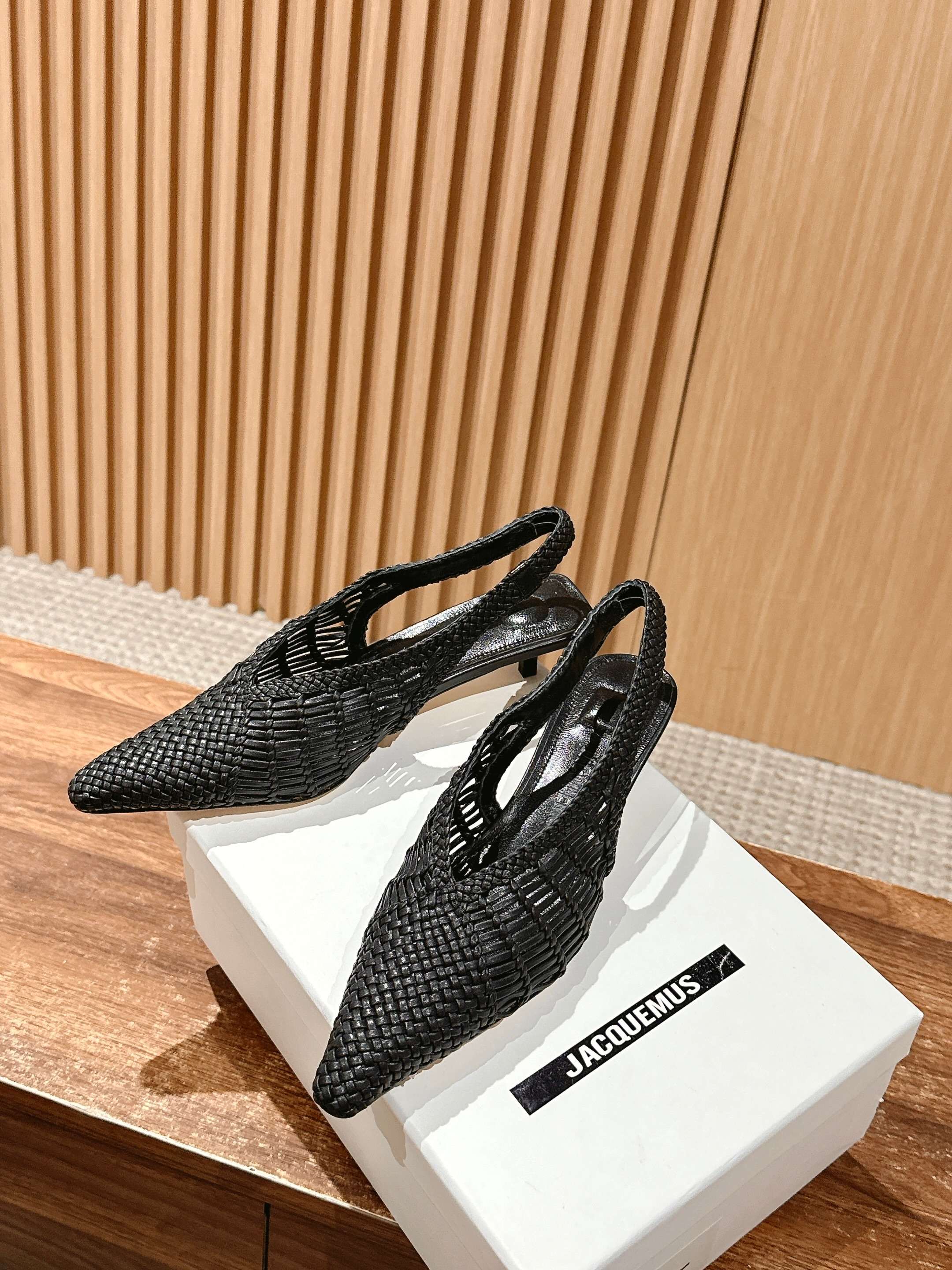 JACQUEMUS 2025/SS Low Cubisto Banane35 Leather Heels: Fashion Manifesto in Yellow Crochet - 图片 4