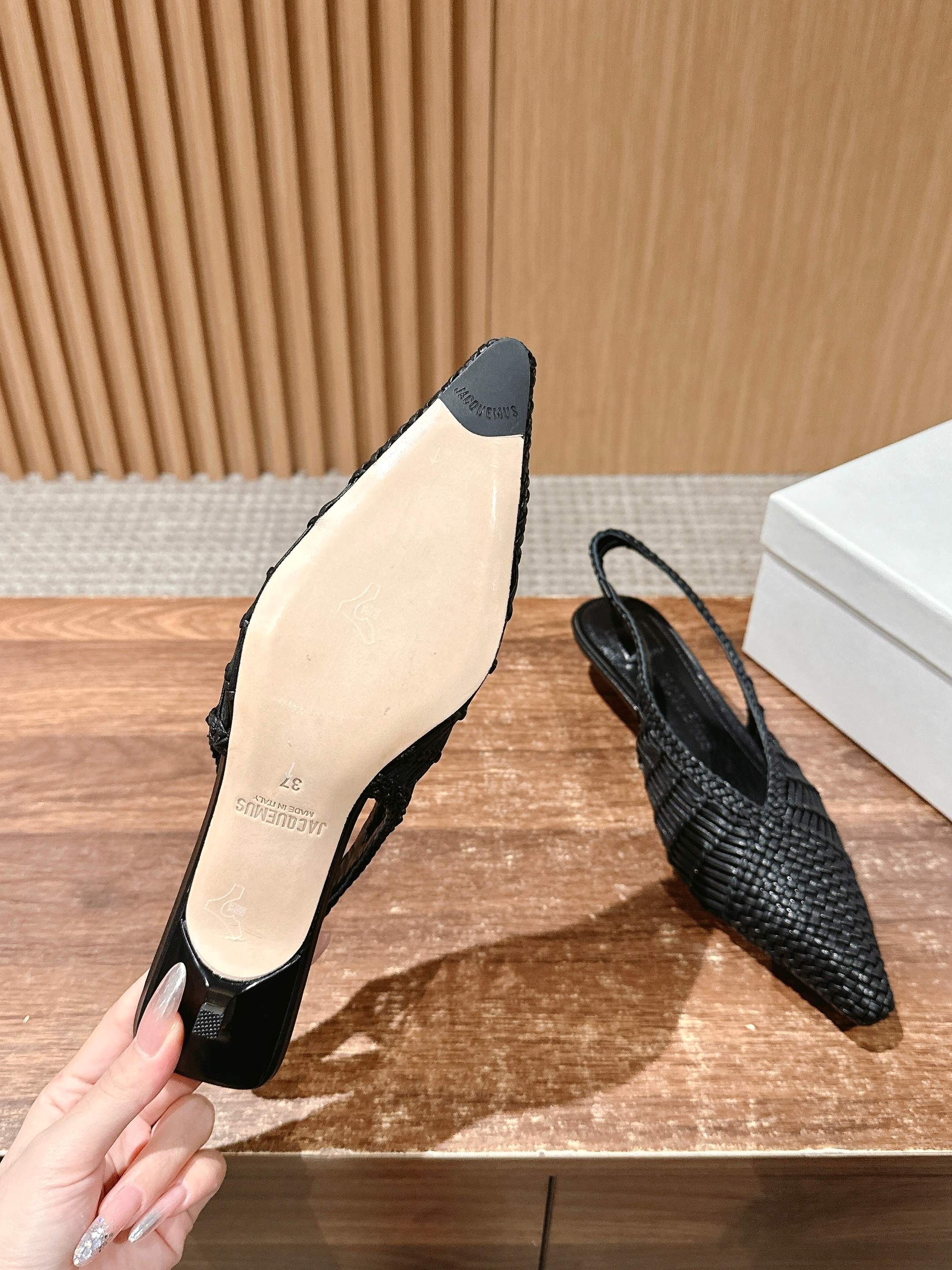 JACQUEMUS 2025/SS Low Cubisto Banane35 Leather Heels: Fashion Manifesto in Yellow Crochet - 图片 9