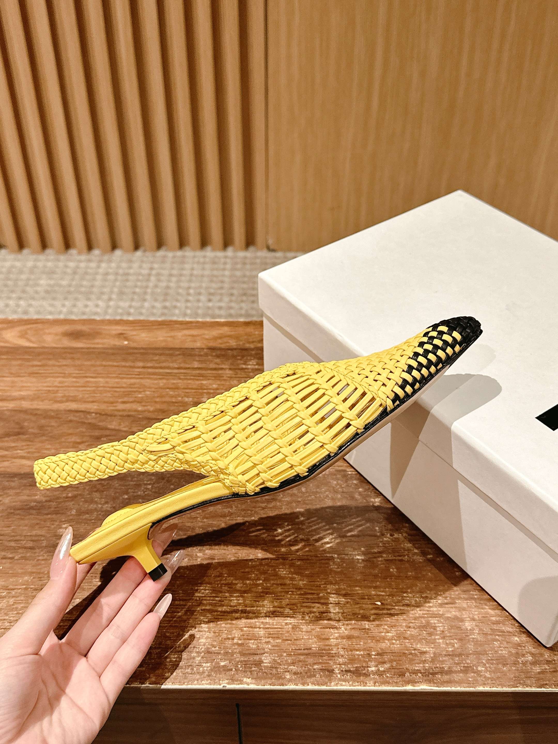 JACQUEMUS 2025/SS New Collection: Low Cubisto Banane35 Leather Heels Review - 图片 5