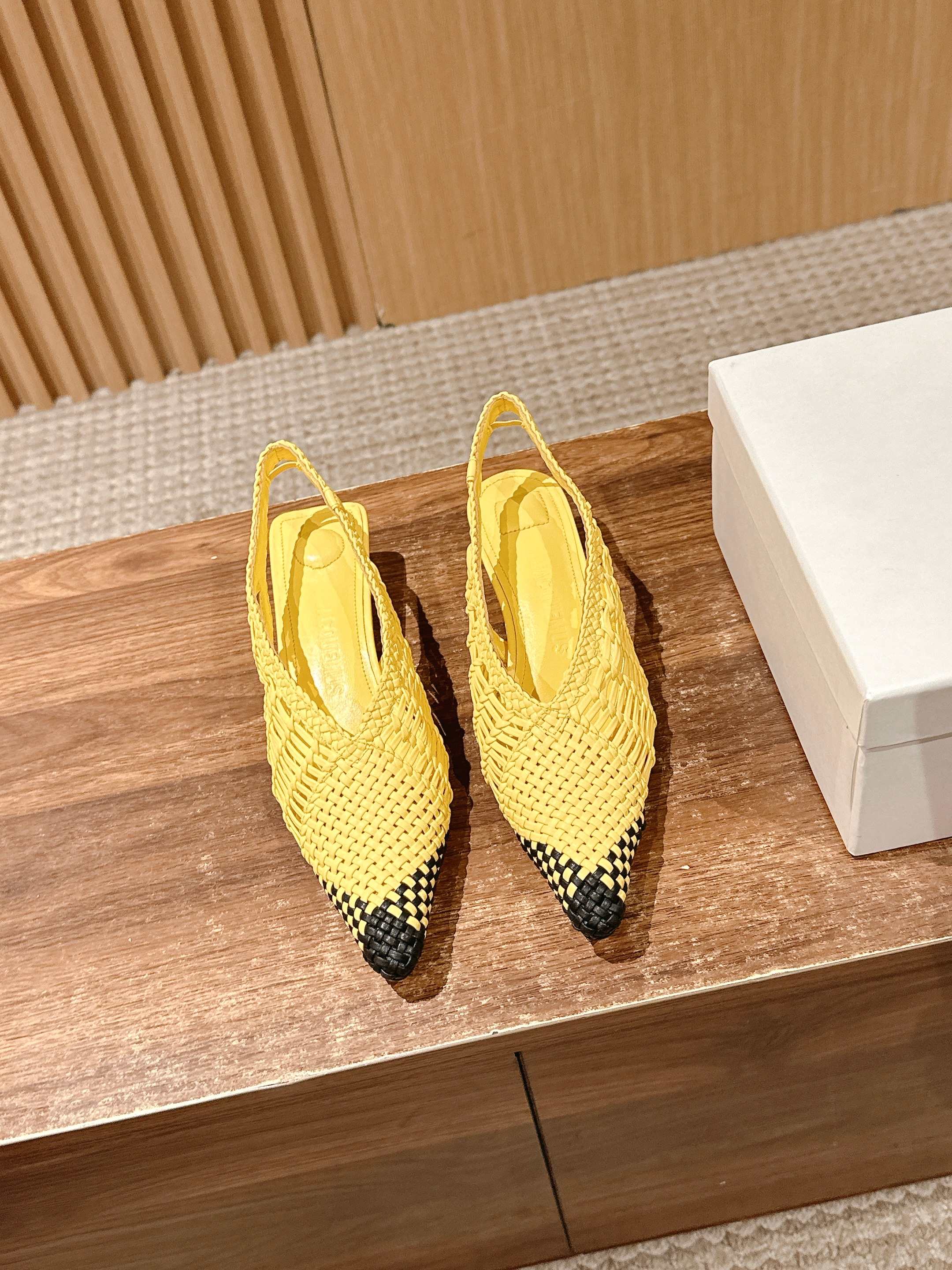 JACQUEMUS 2025/SS New Collection: Low Cubisto Banane35 Leather Heels Review - 图片 1