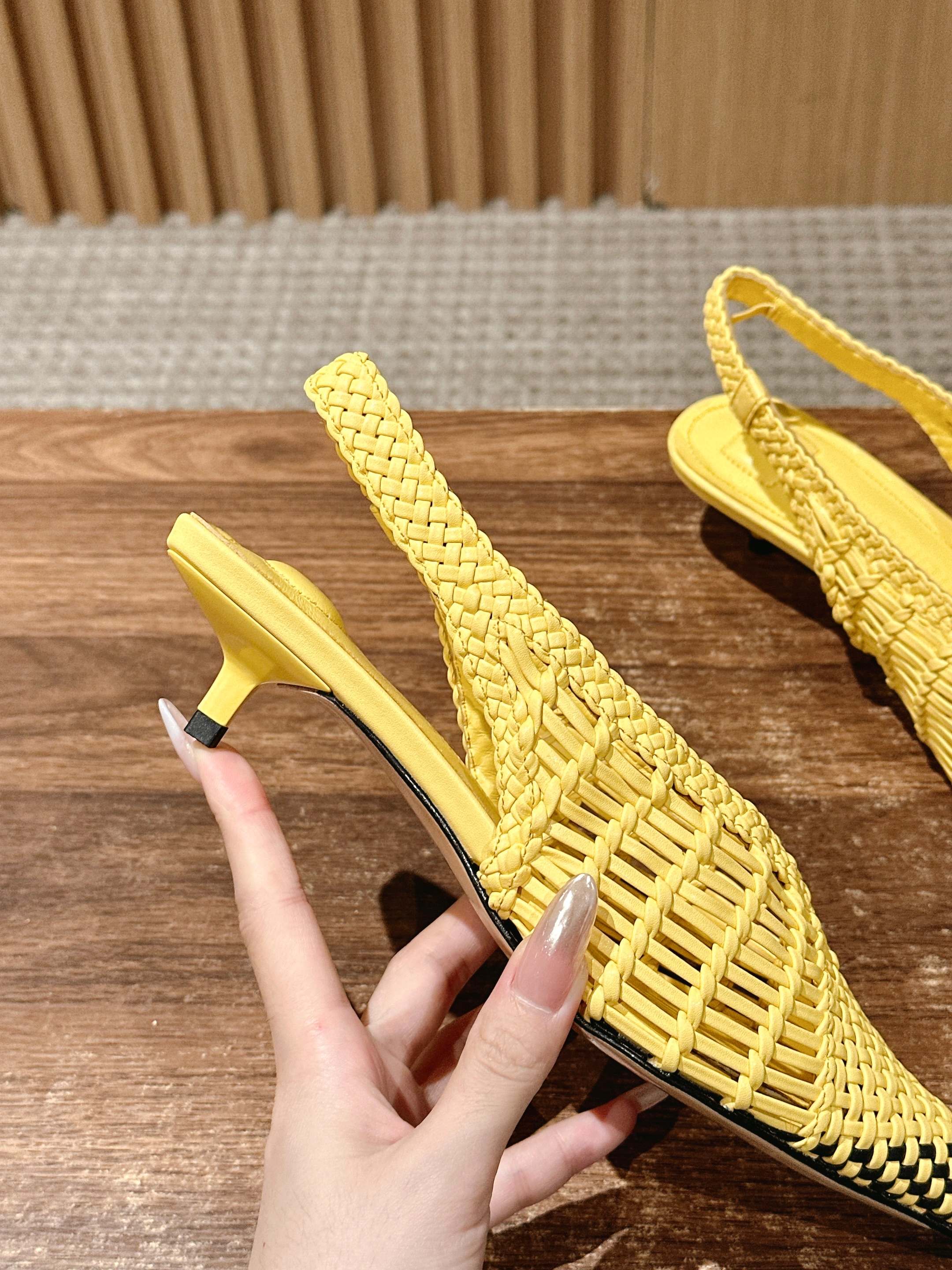 JACQUEMUS 2025/SS New Collection: Low Cubisto Banane35 Leather Heels Review - 图片 8