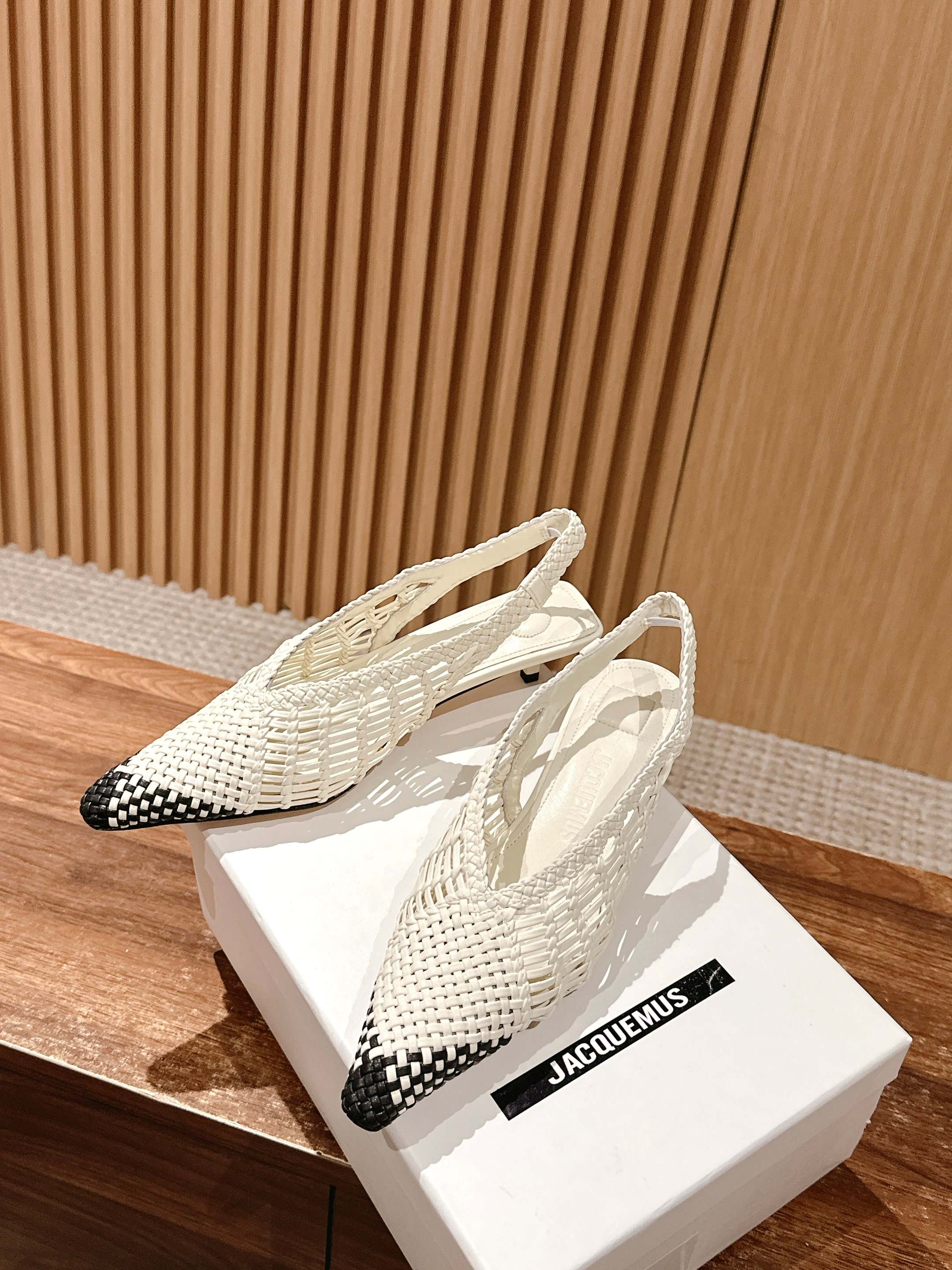 JACQUEMUS 2025/SS Spring Summer New Collection: Low Cubisto Banane35 Leather Heels - 图片 4