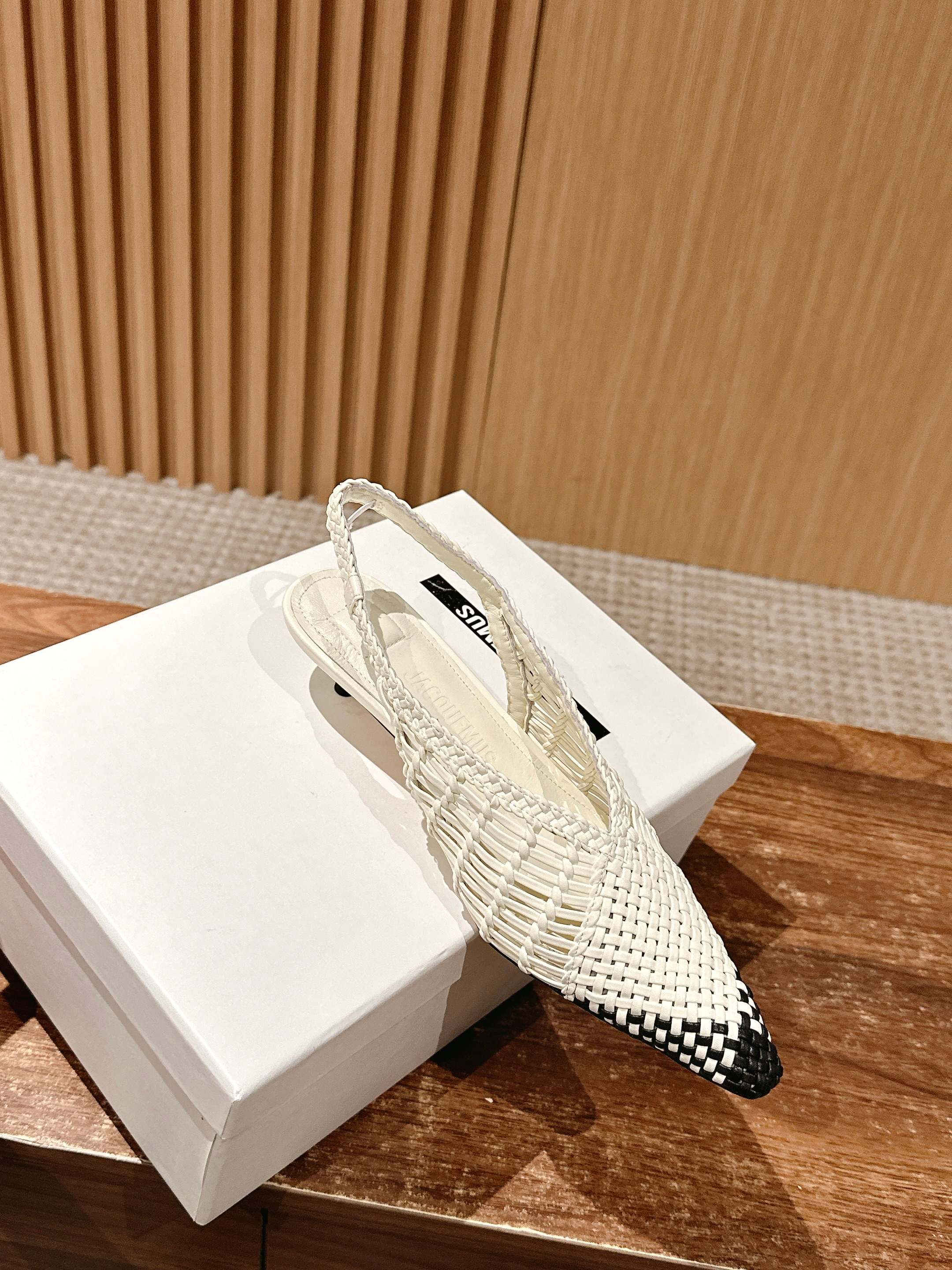 JACQUEMUS 2025/SS Spring Summer New Collection: Low Cubisto Banane35 Leather Heels - 图片 3