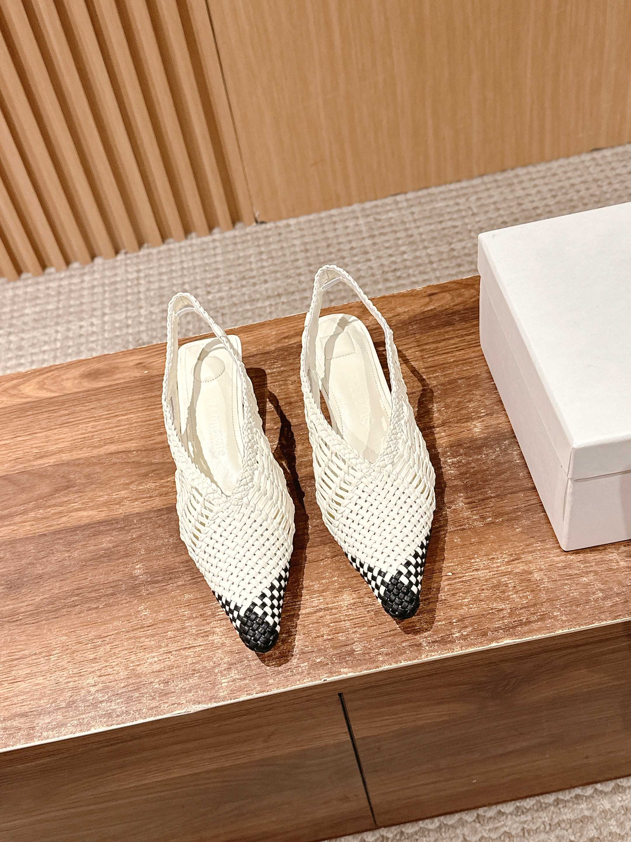 JACQUEMUS 2025/SS Spring Summer New Collection: Low Cubisto Banane35 Leather Heels - 图片 1