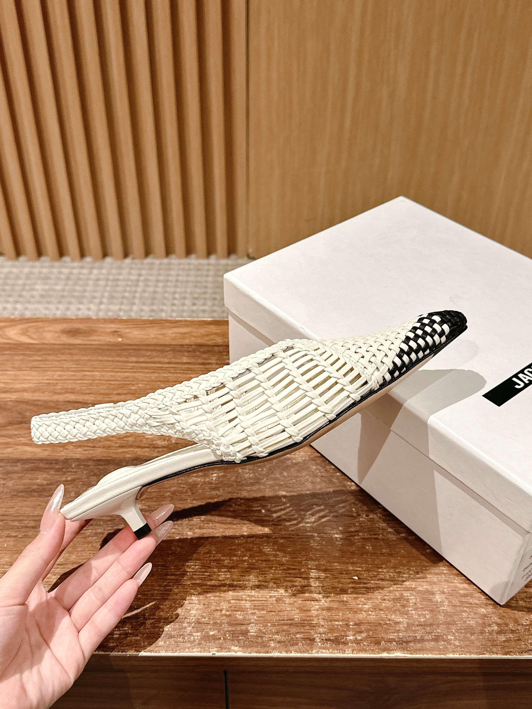 JACQUEMUS 2025/SS Spring Summer New Collection: Low Cubisto Banane35 Leather Heels - 图片 5