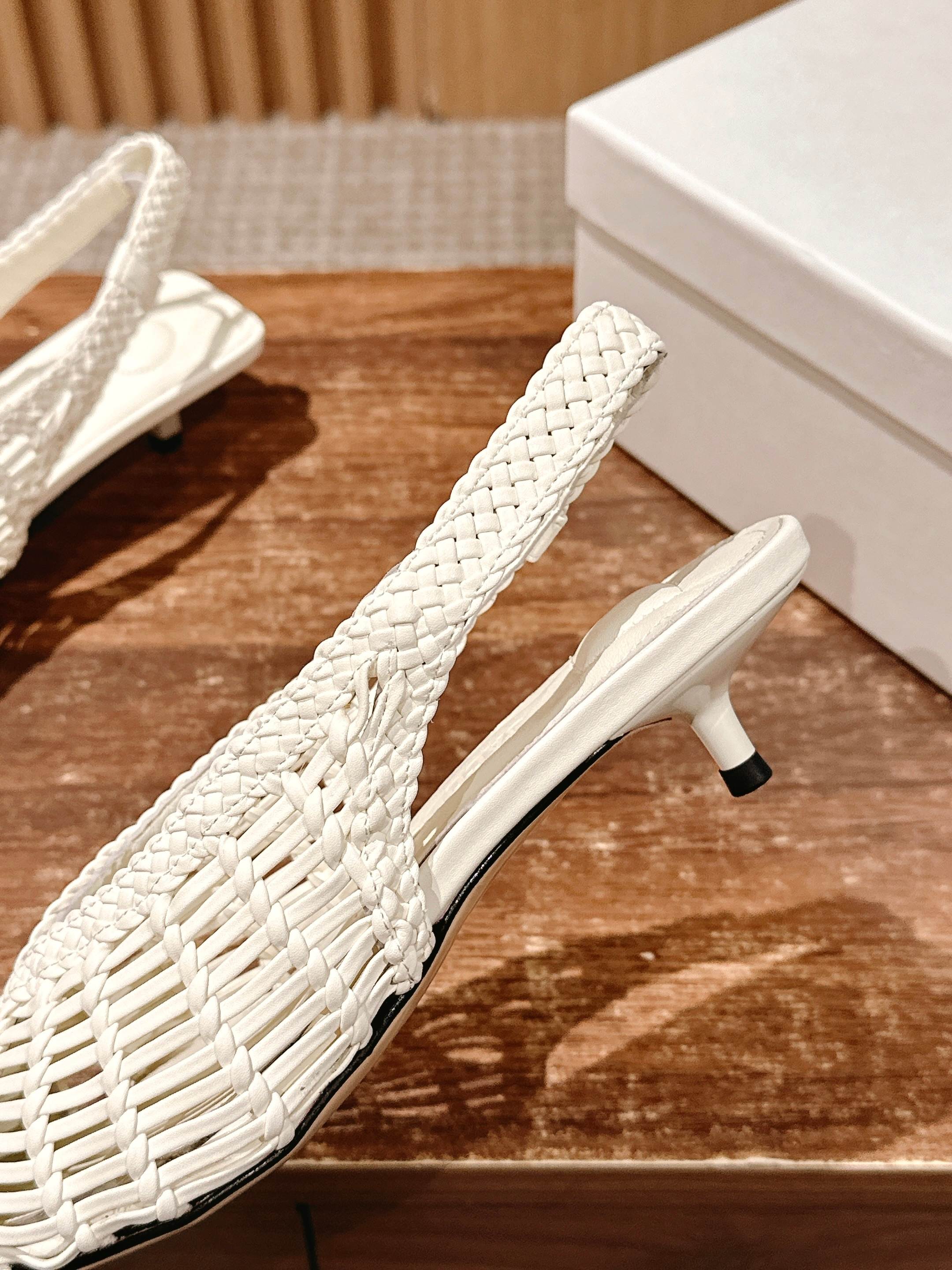 JACQUEMUS 2025/SS Spring Summer New Collection: Low Cubisto Banane35 Leather Heels - 图片 7
