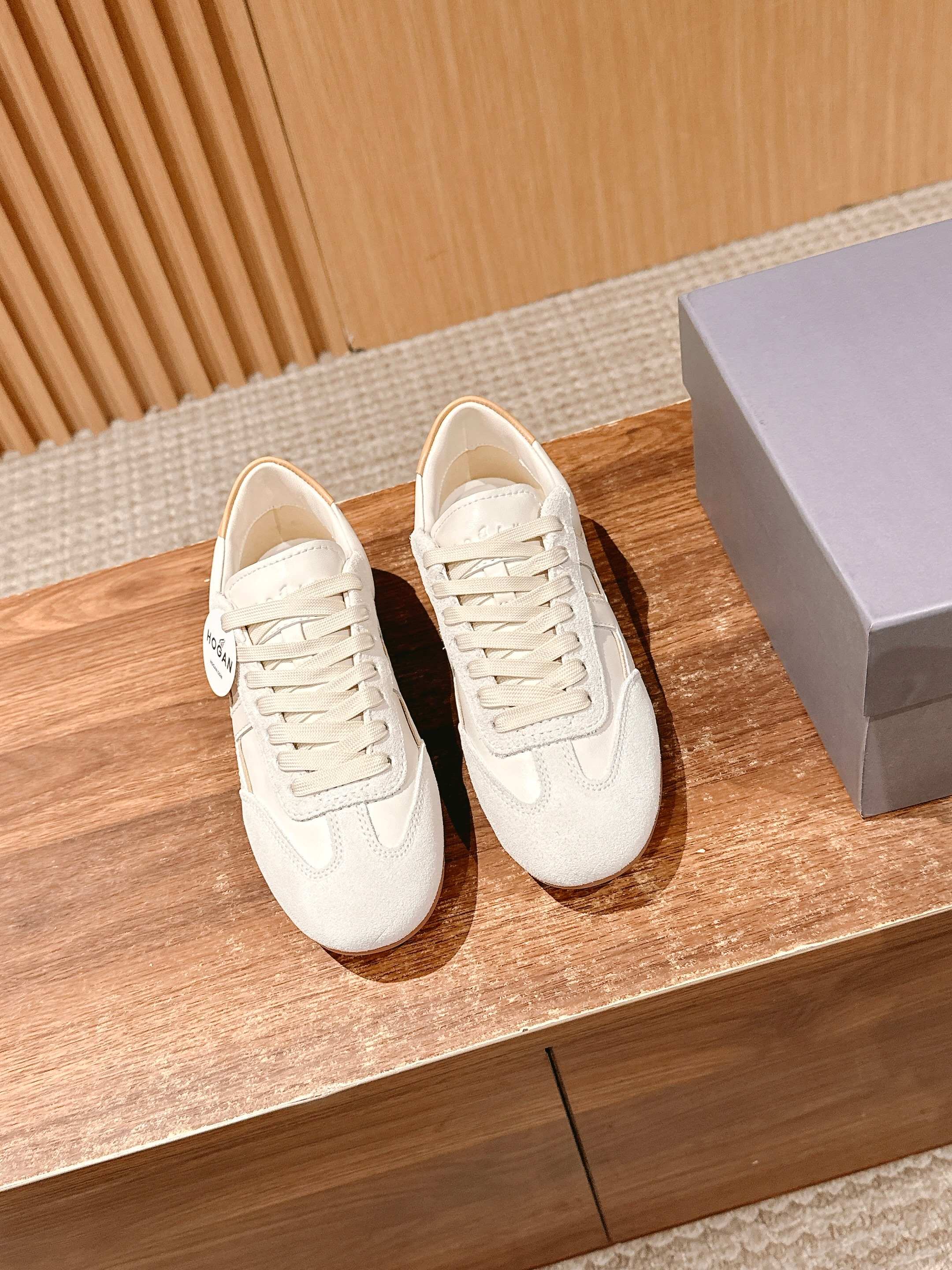 NO:406809,Men's size #Haoge's new German training shoes. This pair of retro rambler shoes is really amazing!  The texture of the shoes is also great. The soft material is comfortable and breathable to wear, and you won’t feel tired even if you walk for a day. Moreover, its sole design not only adds a sense of fashion, but also provides good support and cushioning, and every step is super stable. Recently, many people asked for links when wearing it when you go out. Friends with retro style must not miss it, just rush it out~ Frosted cowhide/cowhide surface splicing sheepskin original rubber non-slip sole. Size Women’s Size 35-39 (customized by 40/41) Men’s Size 40/41/42/43/44M, casual shoes/sports shoes, sneakers, cowhide, sheepskin19860909男码  #豪格新款德训鞋运动鞋 这双复古漫步者鞋真的绝了！ 鞋子的质感也超棒,柔软的材质穿起来舒适又透气,走一天路也不会觉得累.而且它的鞋底设计不仅增加了时尚感,还提供了很好的支撑和缓冲,每一步都超稳.最近穿它出门被好多人问链接,复古风的小伙伴们一定不要错过,冲就完事儿啦~ 面磨砂牛皮/牛皮面拼接 羊皮里 原版橡胶防滑大底. Size 女码35-39（40/41定制） 男码40/41/42/43/44M,休闲鞋/运动鞋,sneakers,cowhide,sheepskin,Women's Shoes