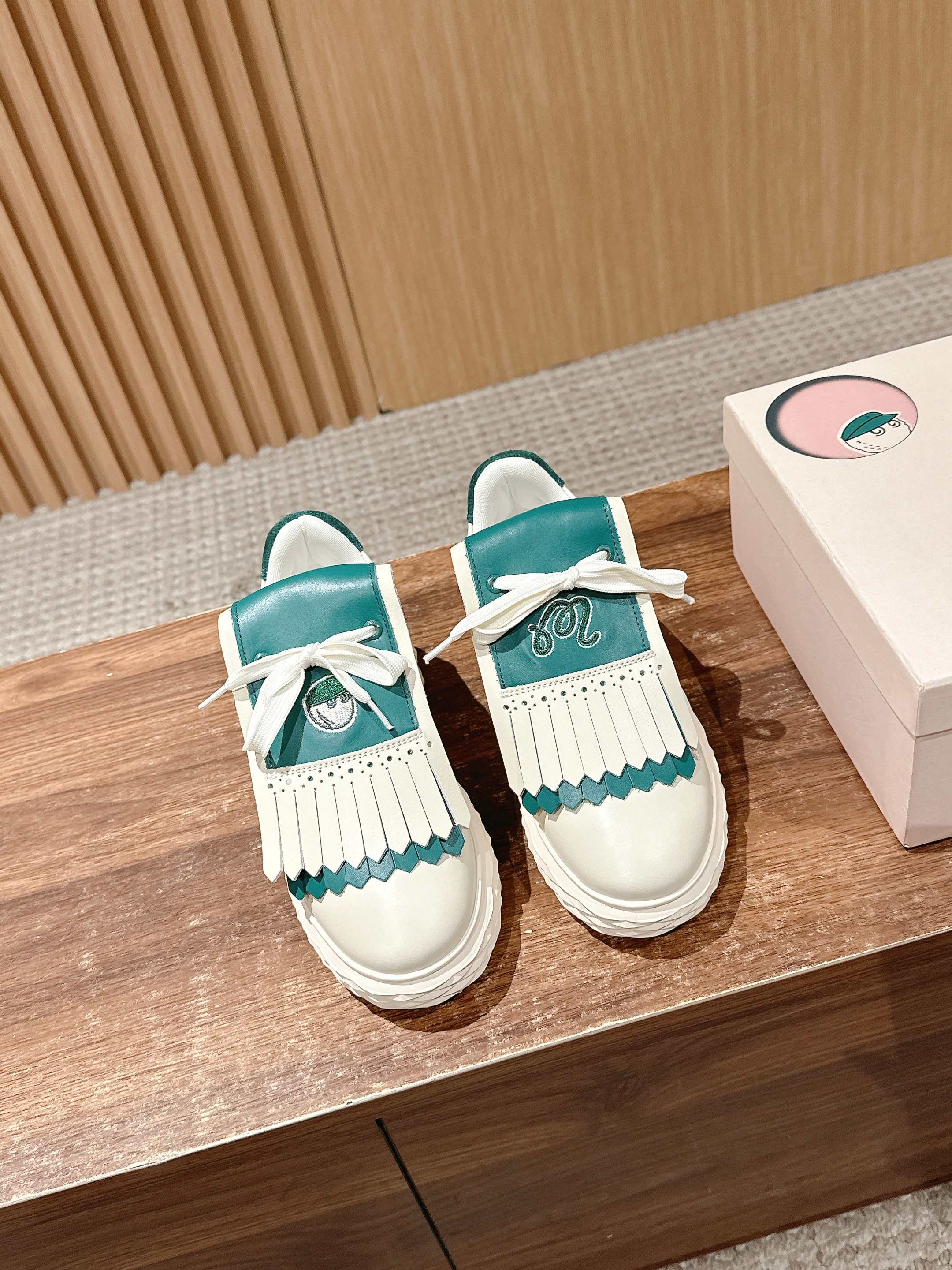 NO:409444,# The latest collaboration of Zhou Yangjie's leisure lifestyle series is really surprising. Stadium equipment Stand By, golf joint sports shoes, comfortable and easy to wear. It's hard to make people feel unhappy. Size35/39 (40 custom made without return or exchange), casual shoes/sports slippers, sneakers, slippers19860909# 周仰杰休闲生活方式系列的最新联名,真的有被惊喜到 球场装备Stand By,高尔夫联名款运动鞋,舒适,好穿 很难让人不心动 Size35/39（40定做不退换）,休闲鞋/运动鞋拖鞋,sneakers,slippers,Women's Shoes