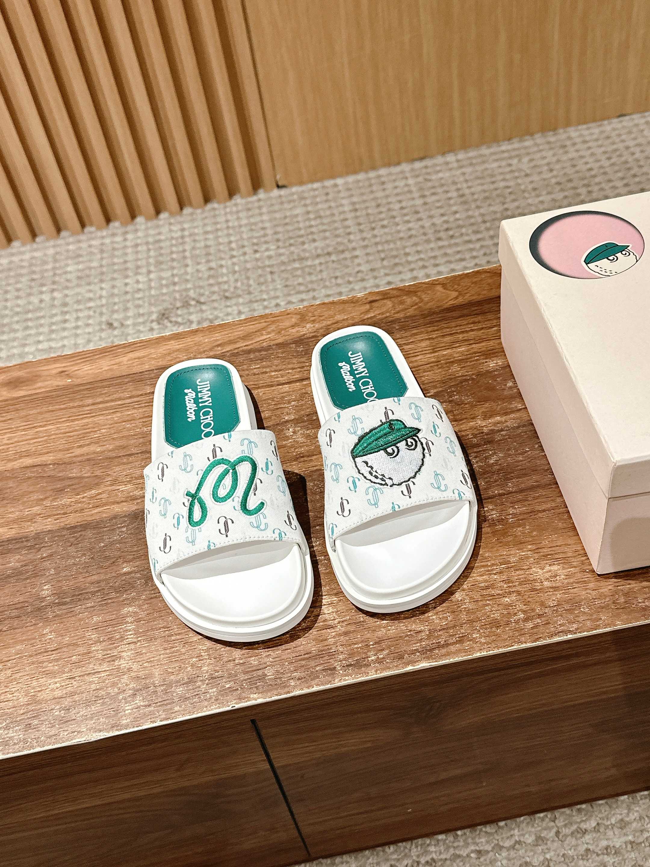 NO:409445,/ Embroidered Jacquard Sandals Jimmy Choo / Malbon 2.0 Slide F co-branded sandals, comfortable to create a fashionable and relaxed off-court look, and is the basic item of golf equipment. The fitting soft sole insole brings lasting comfort. The exquisite letter jacquard upper is decorated with Malbon's letter 'M' and the brand's iconic Buckets mascot pattern, showing a trendy personality. Even if you walk out of the golf course, the fashion style will not stop there. Size35-39 (40 custom made without return or exchange), casual shoes/sports slippers, jimmy choo, sneakers, slippers19860909/ 刺绣饰字母提花凉拖鞋 Jimmy Choo / Malbon 2.0 Slide F 联名款凉拖鞋,惬意打造球场外时尚轻松造型,是高尔夫装备的基础单品.贴合的软底鞋垫带来持久舒适感,精美字母提花鞋面上饰有 Malbon 的字母' M '和品牌标志性 Buckets 吉祥物图案,尽显新潮个性,即使走出高尔夫球场,时尚风采也不会就此停歇 Size35-39（40定做不退换）,休闲鞋/运动鞋拖鞋,jimmy choo,sneakers,slippers,Women's Shoes