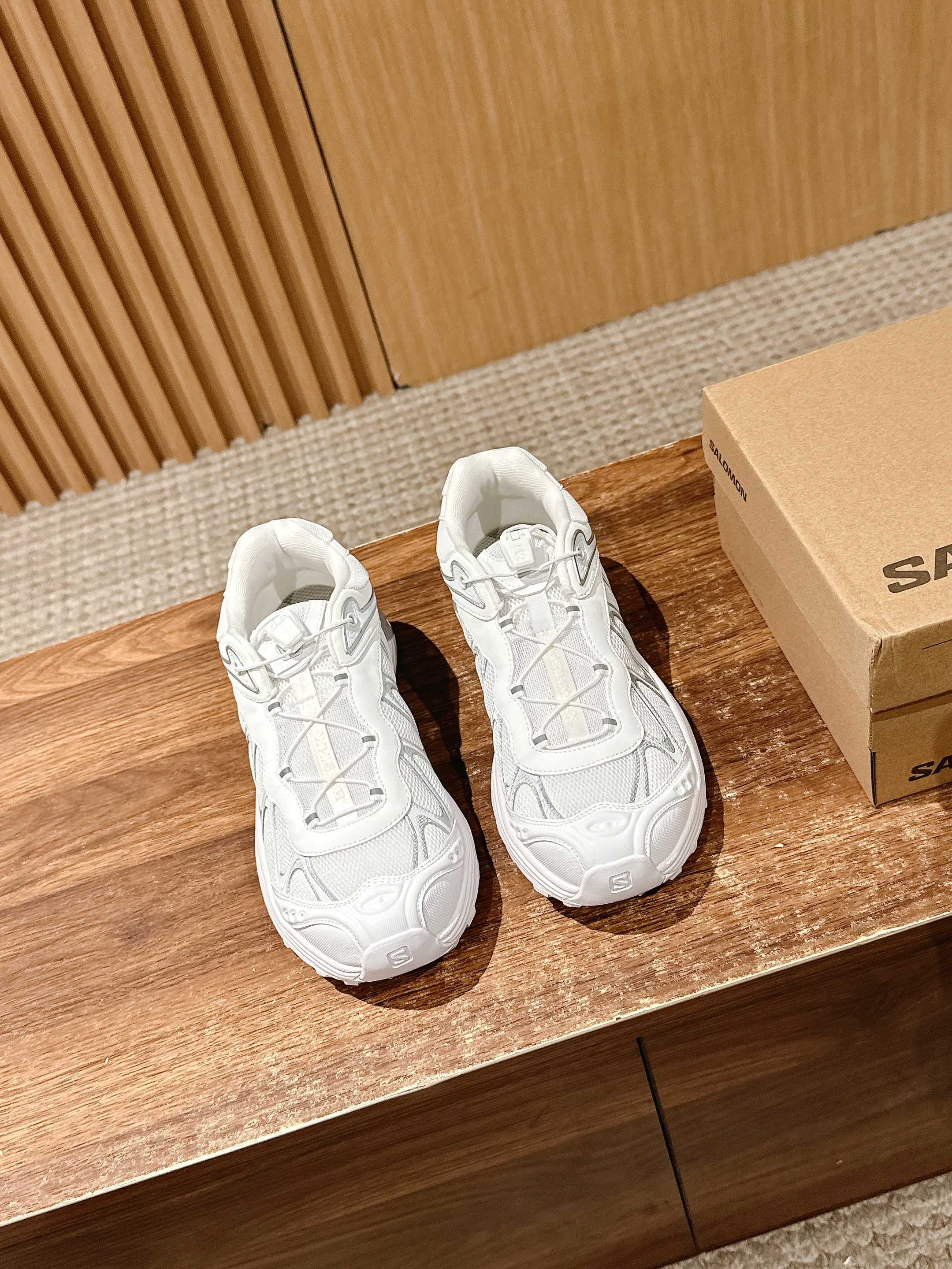 NO:406820,#Salomon Outdoor Casual Sports Shoes Original Purchase and Development Making Products New interpretation focuses on its aerodynamic appearance, with the iconic white and cream color bringing urban style. The other pair is made of pure black to highlight the textured details. The iconic sports shoes are refined into a new urban classic, bringing a quiet atmosphere to SALOMON Fabric: original imported cowhide + breathable mesh Inner original imported breathable mesh Sole original open mold anti-slip rubber outsole Sole 4CM thick Sole Size: Women's size 35-39/40 Male size 39-44/45 Male shoes, sneakers, cowhide19860909#萨洛蒙户外 休闲 运动鞋 原版购入开发 做货 全新演绎的专注于其空气动力学的外观上,标志性白色与奶油色带来都市风格. 另一双则以纯粹的黑色打造,突出富质感的细节,标志性运动鞋被提炼为新的都市经典 为 SALOMON带来静谧气息 面料:原版进口牛皮+透气网面 内里原版进口透气网里 鞋底原版开模防滑橡胶大底 底厚4CM Size:女码35-39/40订 男码39-44/45订,老爹鞋,sneakers,cowhide,Women's Shoes