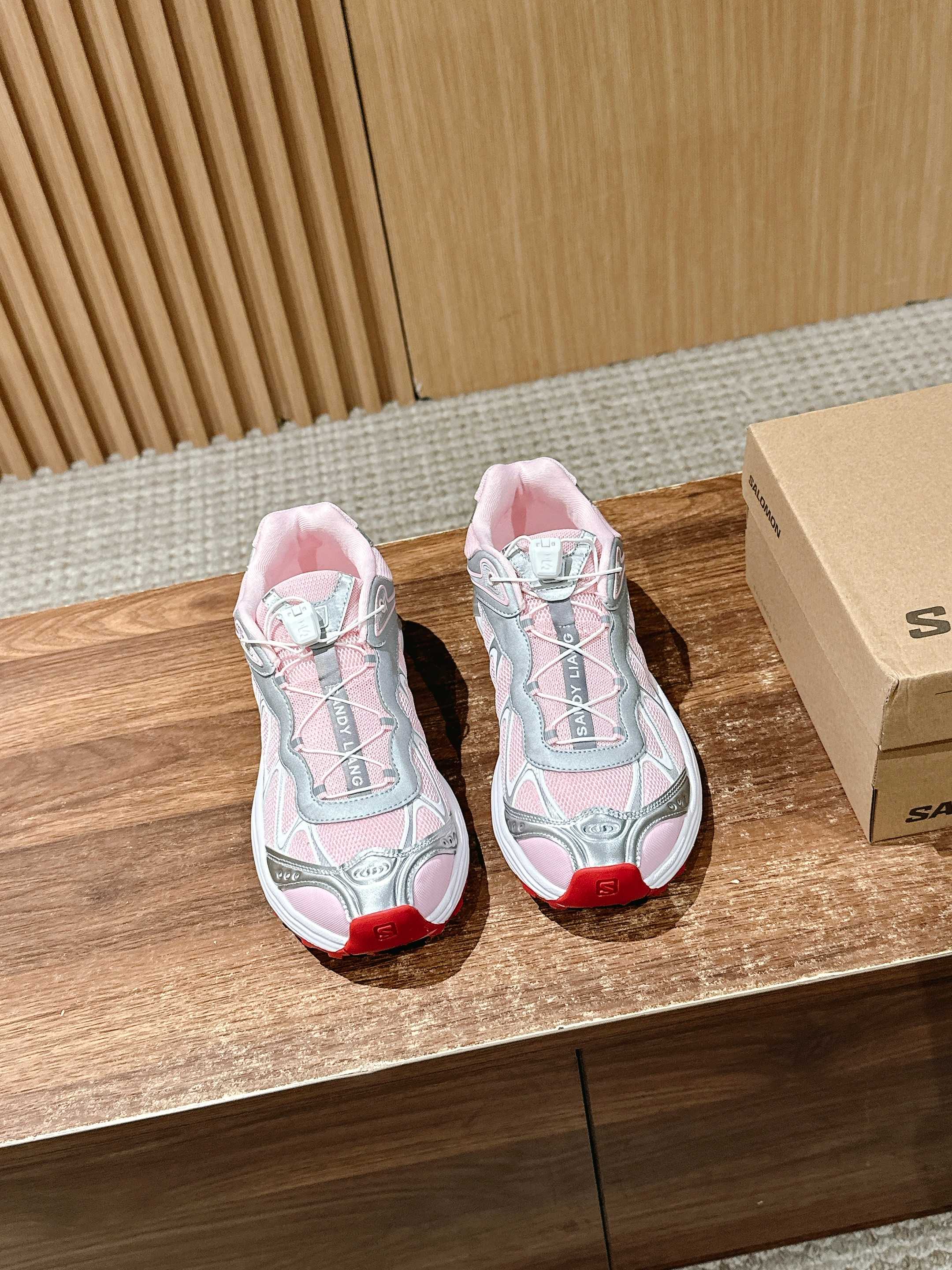 NO:406822,#Female size #Salomon Outdoor Casual Sneakers Original Purchase and Development Made Production A new interpretation focuses on its aerodynamic appearance, with the iconic white and cream color bringing urban style. The other pair is made of pure black to highlight the textured details. The iconic sneakers are refined into a new urban classic, bringing a quiet atmosphere to SALOMON Fabric: original imported cowhide + breathable mesh Inner original imported breathable mesh Sole original open mold anti-slip rubber outsole Sole 4CM thick Sole Size: Women's size 35-39/40 Male size 39-44/45 Male shoes, sneakers, cowhide19860909#限女码  #萨洛蒙户外 休闲 运动鞋 原版购入开发 做货 全新演绎的专注于其空气动力学的外观上,标志性白色与奶油色带来都市风格. 另一双则以纯粹的黑色打造,突出富质感的细节,标志性运动鞋被提炼为新的都市经典 为 SALOMON带来静谧气息 面料:原版进口牛皮+透气网面 内里原版进口透气网里 鞋底原版开模防滑橡胶大底 底厚4CM Size:女码35-39/40订 男码39-44/45订,老爹鞋,sneakers,cowhide,Women's Shoes