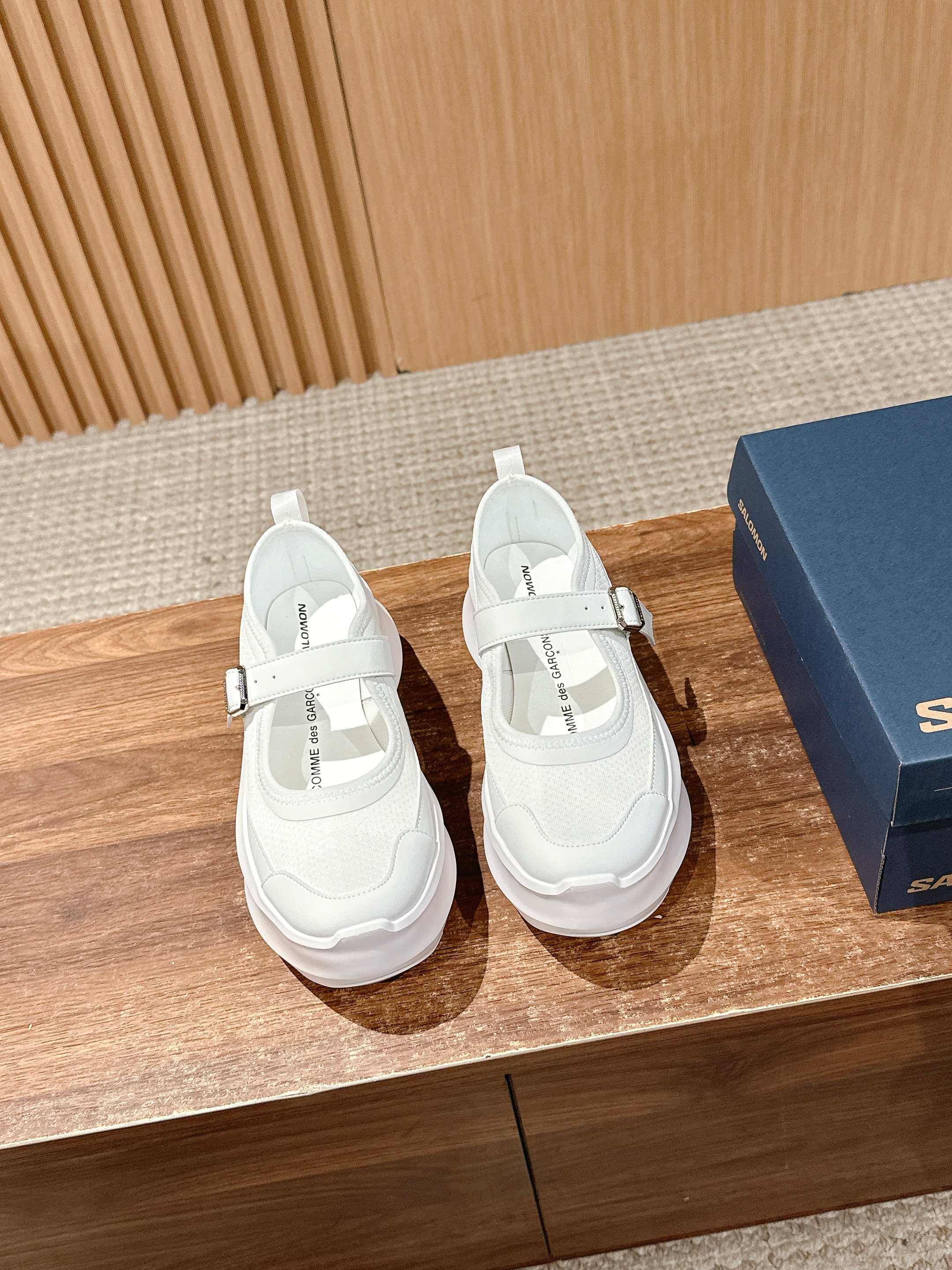 NO:406814,CDGSalomon The co-branded model Mary Jane is so cute. The shoes are still in a simple black and white color scheme, and the brand words on the shoes also reflect the minimalist design style Size35-39 (40 custom made without return or exchange), Mary Jane, mary jane19860909CDGSalomon 萨洛蒙 联名款玛丽珍太可爱了 鞋款依旧是黑白简约配色,鞋身上的品牌字样也体现出极简主义的设计风格 Size35-39（40定做不退换）,玛丽珍,mary jane,Women's Shoes