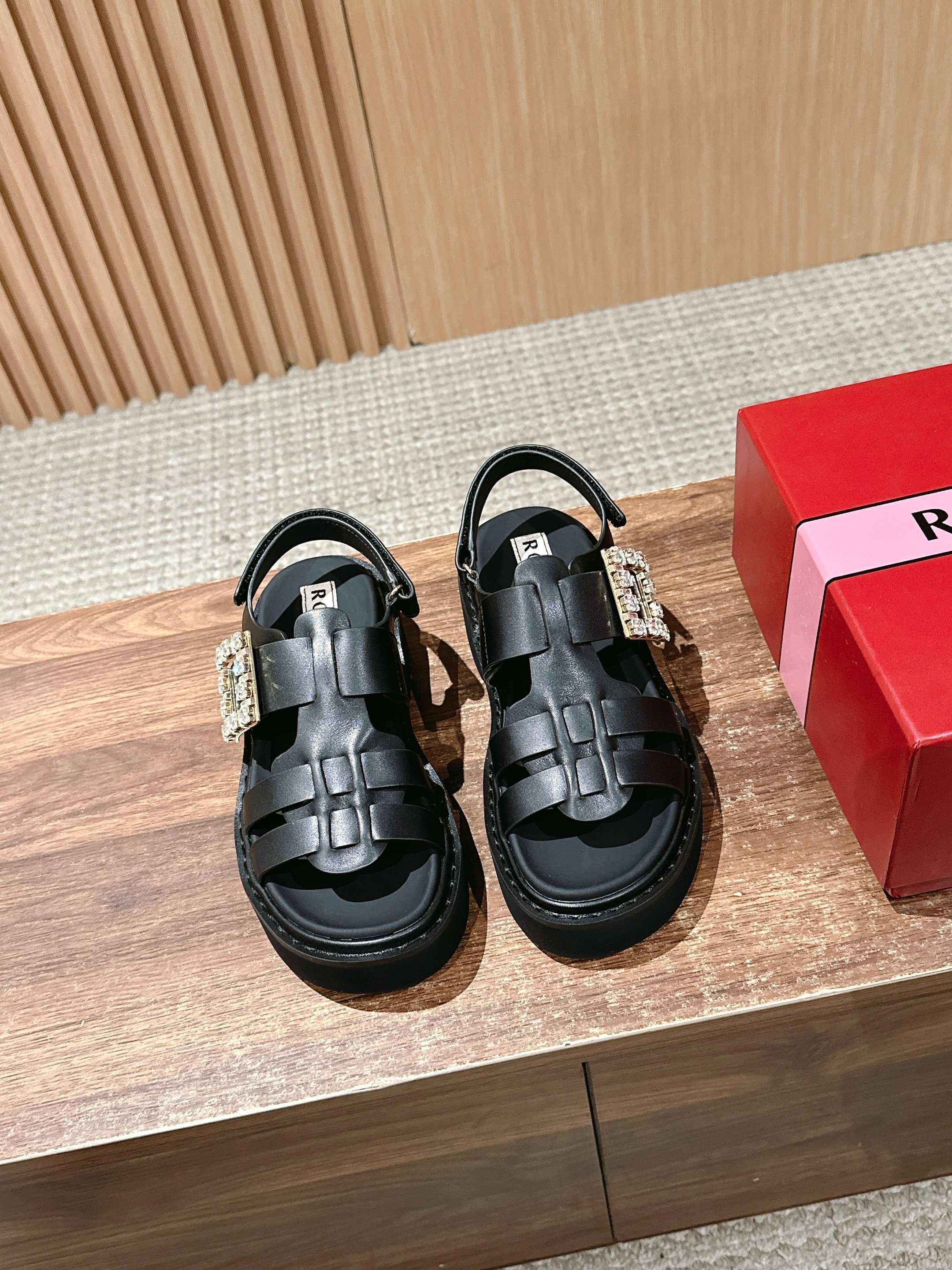 NO:409434,#Roger Vivia's new Roman sandals & RV iconic diamond buckles Simple and not simple Cool and handsome and exquisite coexisting. Must-have when going out on the street. It can be salty or sweet. The peak of fashion in summer. Whether it is daily or fashionable activities, you can easily control it# Size35-39 (40 custom made without return or exchange), sandals, sandals19860909#罗杰维维亚新款罗马凉鞋& RV标志性钻扣 简约又不简单 酷帅与精致并存 日常出街必备 可盐可甜 夏天的时髦巅峰 无论是日常还是时尚活动,都能轻松驾驭# Size35-39（40定做不退换）,凉鞋,sandals,Women's Shoes