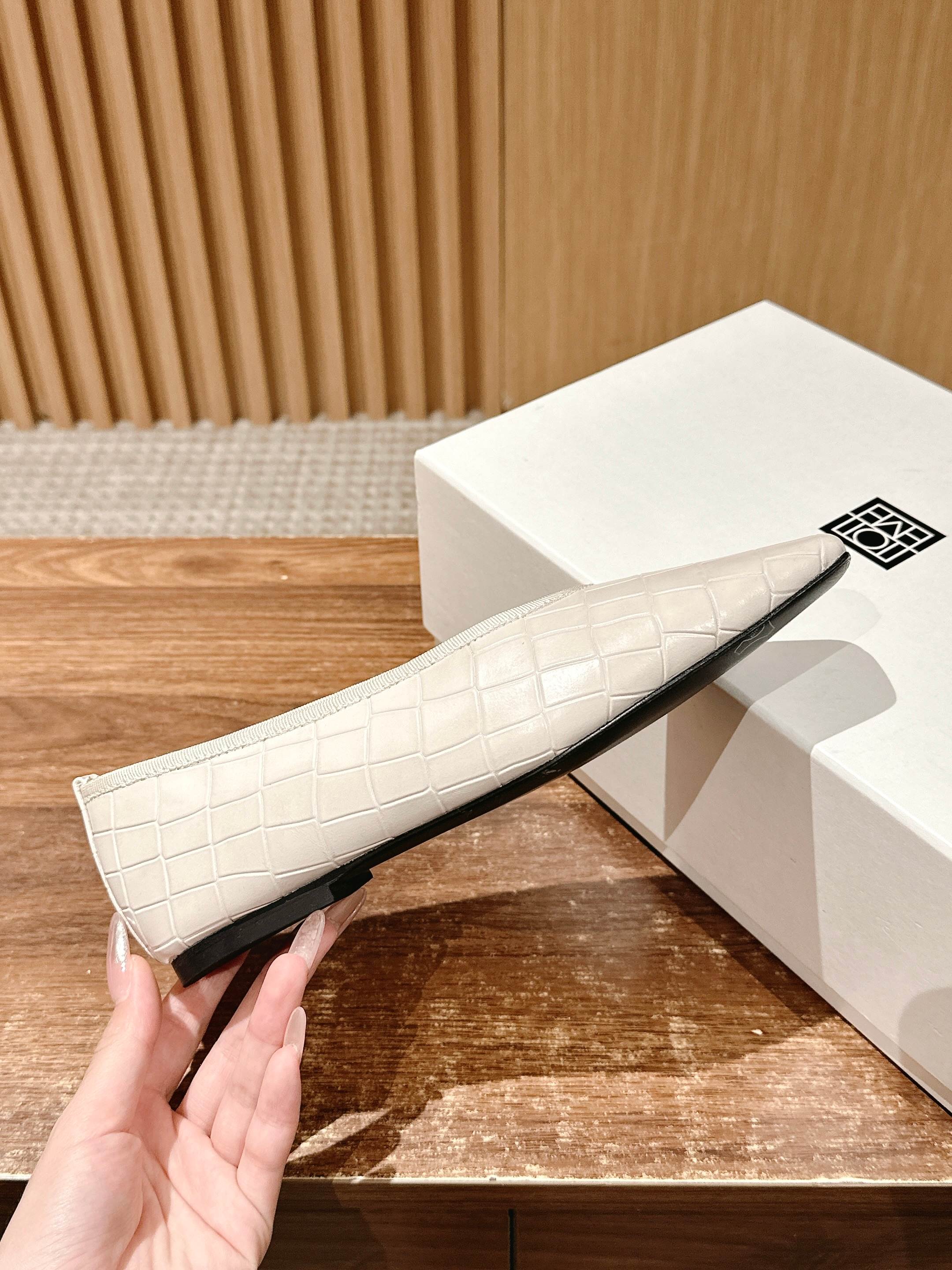 Fashionable and Comfortable: Toteme’s Black Flat Shoes with Gator Skin Design - 图片 5