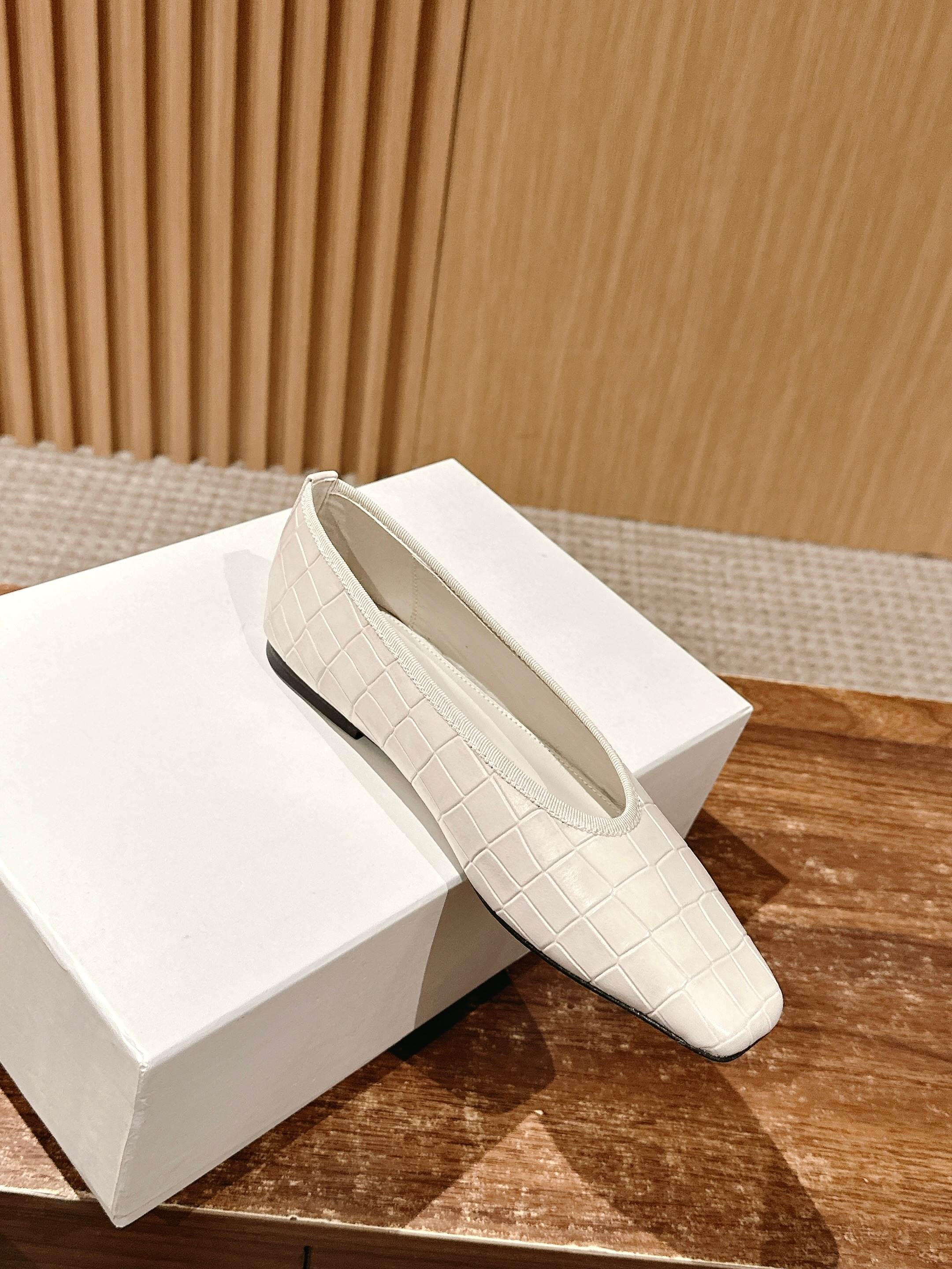 Fashionable and Comfortable: Toteme’s Black Flat Shoes with Gator Skin Design - 图片 3