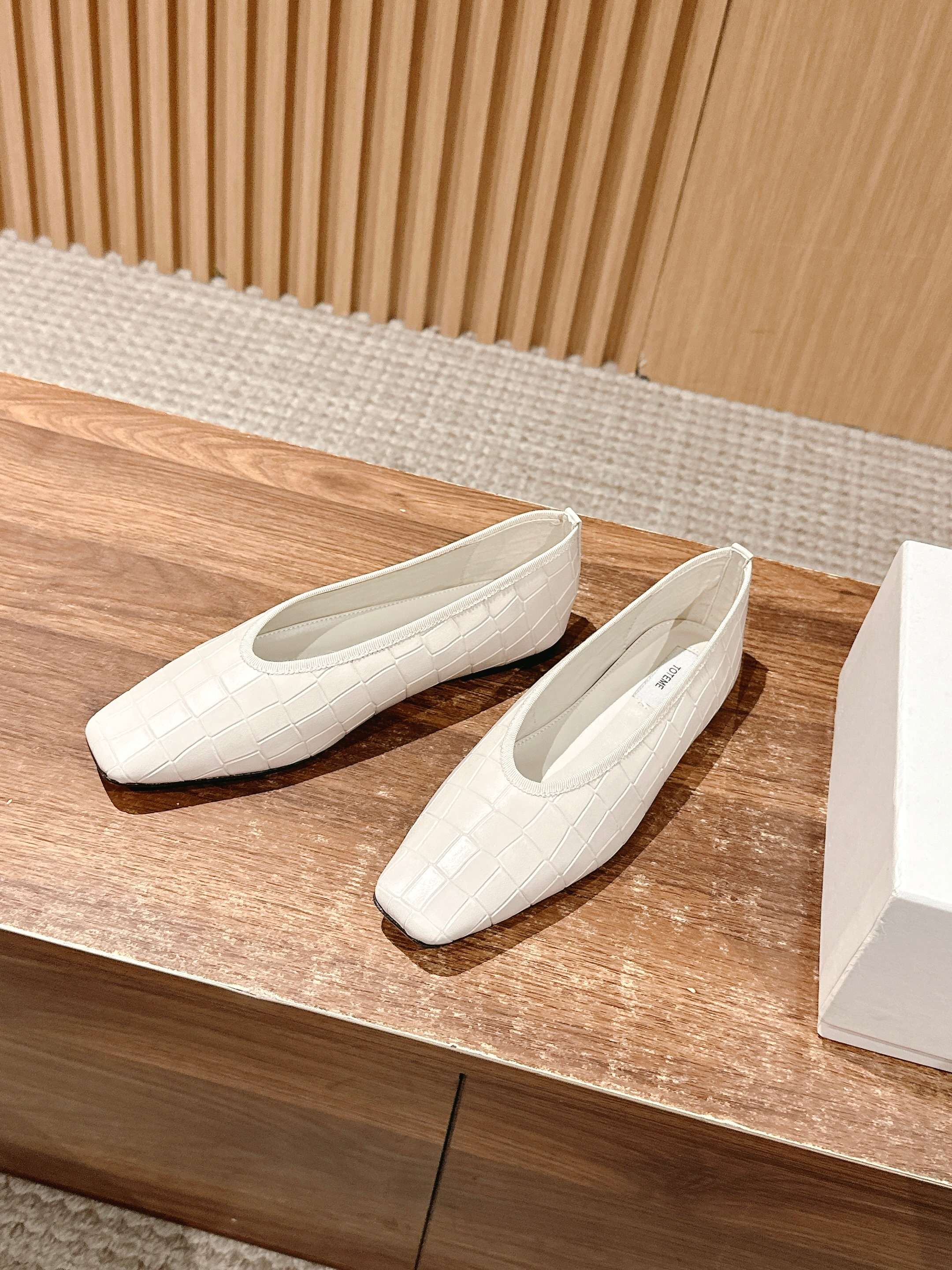 Fashionable and Comfortable: Toteme’s Black Flat Shoes with Gator Skin Design - 图片 2