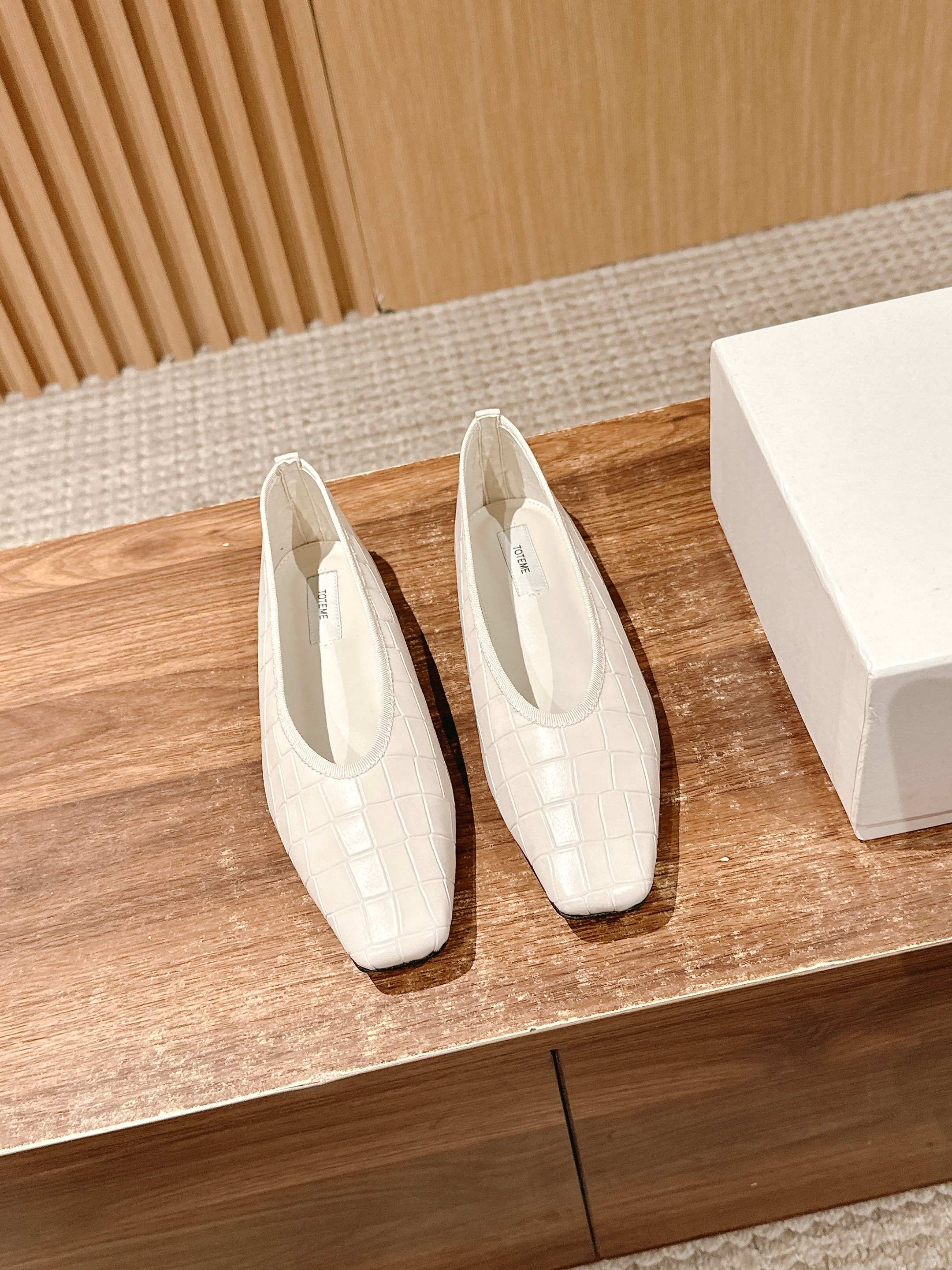 Fashionable and Comfortable: Toteme’s Black Flat Shoes with Gator Skin Design - 图片 1